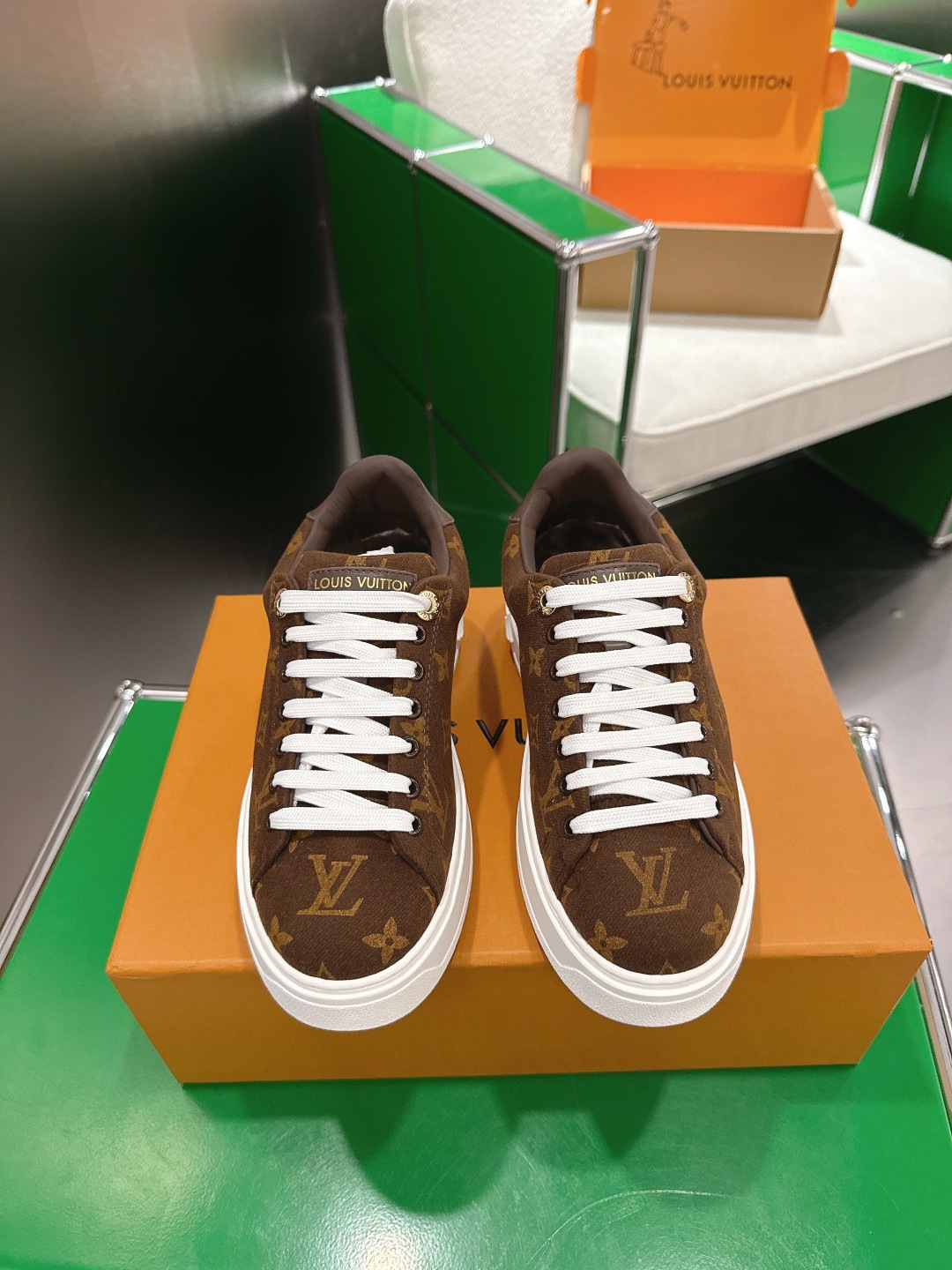 NO:647892,Top version (K007) LouIs Vuitton Louis Vuitton TIME OUT casual sneakers, white shoes. This Time Out sneaker is stitched with cow leather and Monogram denim, echoing the current season's leather goods series. The denim luggage tag is fixed on the upper through a leather strap, highlighting Louis Vuitton's travel heritage. Dazzling inscribed eyelets and embossed brand logo on the tongue add sophisticated details.  Size 35-40 (41 customized), casual shoes/sports shoes, louis vuitton, louis vuitton, sneakers, cowhide19860909顶级版本(K007) LouIs Vuitton 路易威登TIME OUT休闲板鞋 小白鞋 本款Time Out运动鞋拼接牛皮革与 Monogram 丹宁布,与当季皮具系列遥相呼应.丹宁布行李牌通过皮革饰带固定于鞋面,彰显路易威登的旅行传承.耀目铭纹孔眼与鞋舌处品牌标识压纹增添考究细节. 码数35-40（41定做）,休闲鞋/运动鞋,louis vuitton,louis vuitton,sneakers,cowhide,Women's Shoes