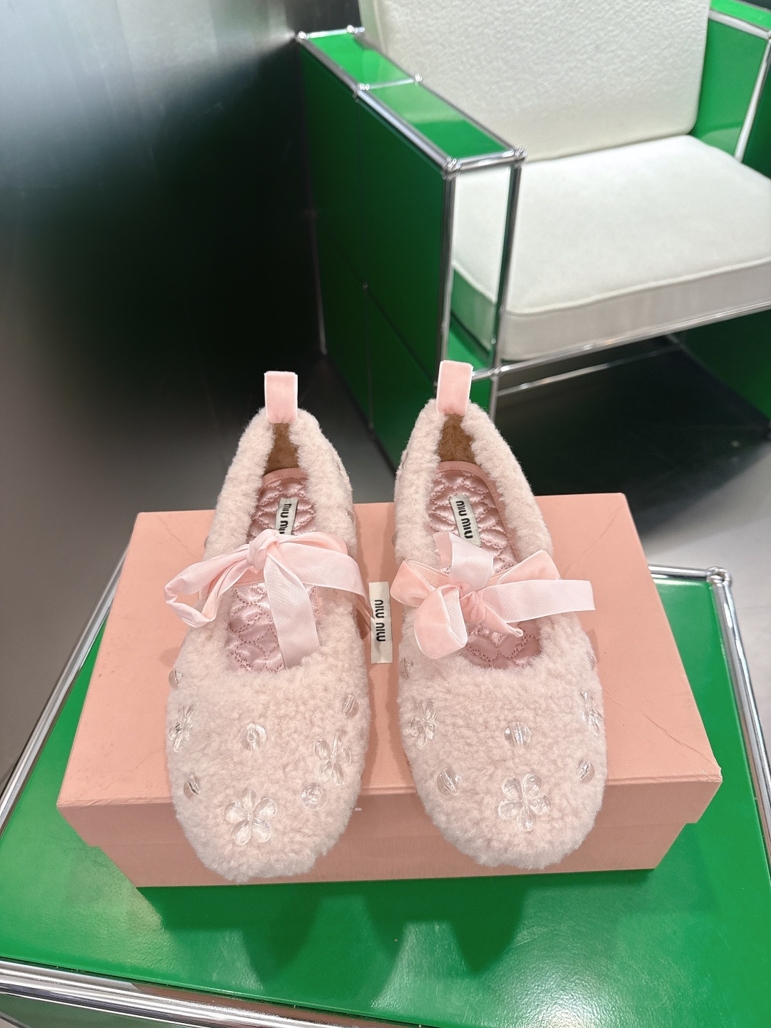 NO:647888,(k003)Miu Miu 25ss new autumn and winter bow Mary Jane lambswool ballet shoes. On these sheepskin ballet flats, the sheepskin hair not only highlights its delicate differences, but also shows the extremely exquisite details. The style is fashionable, and the buckle and bow are cleverly matched to form an exquisite style contrast!  Size 35-39 (40. Customized, non-refundable), furry shoes, miumiu, mary jane, flats19860909（k003)Miu Miu 缪缪 25ss秋冬新款 蝴蝶结 玛丽珍 羊羔毛 芭蕾舞鞋 单鞋 这款羊卷毛芭蕾平底鞋上,羊卷毛不仅突显出其细腻差异,更展现了精致至极的细节. 风格时尚,搭扣与蝴蝶结巧妙搭配,形成精致的风格对比！ 码数35-39（40.定做不退换）,毛毛鞋,miumiu,mary jane,flats,Women's Shoes