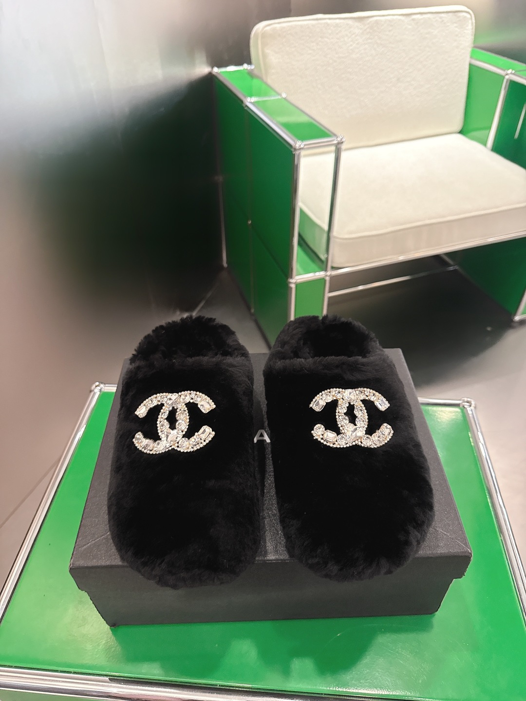 NO:647883,(k002) Chanel Chanel 25ss early autumn new wool slippers still make me willing to buy them. Only after buying them will I know how fashionable they are. The most popular models must be ranked among them. Various bloggers and Internet celebrities can see the matching styles in front of me. It is a super recommended model!  Shoe size 35-39 (customized in 40), half-shoes, chanel, chanel19860909(k002)Chanel 香奈儿 25ss早秋新款羊毛毛拖  上脚依然让我心甘情愿剁手入,购入手才会知道它的时髦,人气爆款必须得有它排名,各种博主、网红范搭配尽显眼前,超级推荐款！ 鞋码数35-39（40定做）,半拖毛毛鞋,chanel,chanel,Women's Shoes