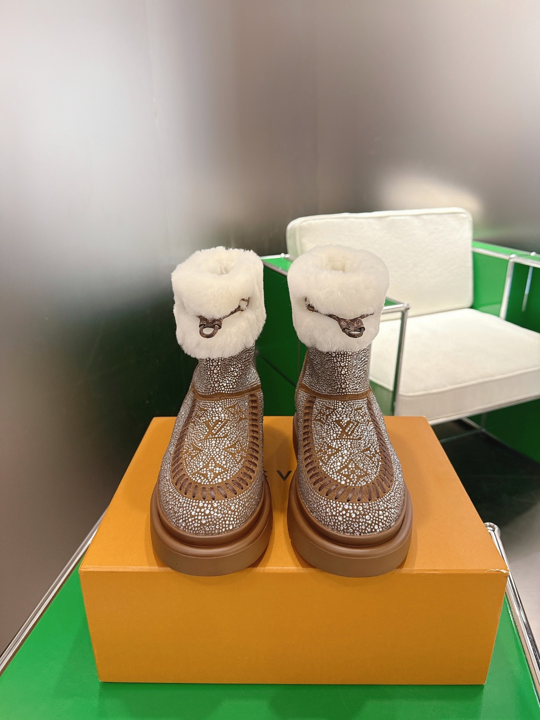 NO:648640,Louis Vuitton Louis Vuitton's 25 new ski series snow boots are made of suede cow leather with a velvet texture and are lined with soft and warm shearling. The letter stitching on the upper and the inscribed buckle of the adjustable laces enrich the brand details. The lightweight micro outsole completes the trendy style. The fabric is made of original imported first-layer cowhide. The lining is wool. The original molded outsole is code number 35-39 (40.41 customized and non-returnable), snow boots, louis  vuitton,louis vuitton,boots,cowhide19860909Louis Vuitton 路易威登 25新品滑雪系列 雪地靴 以绒面牛皮革呈现丝绒质感 搭配柔暖羊毛皮内衬 鞋面的 字母缝线和可调节鞋带的铭纹搭扣共同丰富品牌细节 轻盈微型外底完善潮流格调 面料采用原版进口头层牛皮 内里垫脚羊毛 原版开模大底 码数35-39（40.41定做不退换）,雪地靴,louis vuitton,louis vuitton,boots,cowhide,Women's Shoes