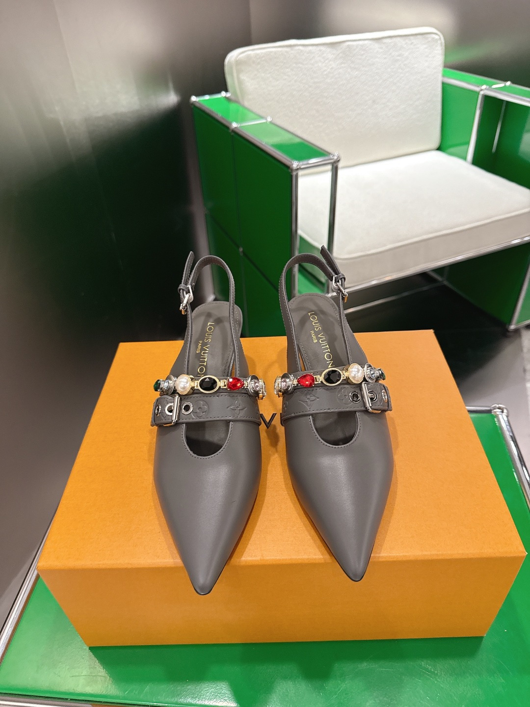 NO:668581,(k021)LOUIS VUITTON back hollow pointed toe kitten heel high-heeled shoes. The slingback heel is made of soft sheep leather to create an eye-catching configuration. The pointed toe design, leather-covered heel, decorative belt-like Monogram canvas strap and Yingze chain add eye-catching color. The adjustable back strap is matched with a delicate rectangular buckle. Size 35-41 (40.41 custom-made, non-refundable), high-heeled sandals, louis vuitton, sandals, high heels, sheepskin19860909(k021)LOUIS VUITTON后空尖头猫跟高跟鞋 露跟以柔软羊皮革塑就瞩目构型.尖头设计、皮革包覆鞋跟、装饰性腰带状Monogram帆布饰带与莹泽链条增添瞩目姿彩.可调节后带搭配精巧矩形搭扣. 码数35-41（40.41定做不退换）,高跟鞋凉鞋,louis vuitton,sandals,high heels,sheepskin,Women's Shoes