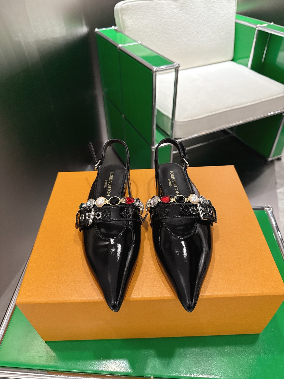 NO:668556,(k021) LOUIS VUITTON back hollow pointed toe flats. The slingback is made of soft sheep leather to create an eye-catching shape. The pointed toe design, leather-covered heel, decorative belt-like Monogram canvas strap and Yingze chain add eye-catching color. The adjustable back strap is matched with a delicate rectangular buckle. Size 35-41 (40.41 custom-made, non-refundable), high-heeled sandals, louis vuitton, sandals, flats, high  heels, sheepskin19860909(k021)LOUIS VUITTON后空尖头平底鞋 露跟以柔软羊皮革塑就瞩目构型.尖头设计、皮革包覆鞋跟、装饰性腰带状Monogram帆布饰带与莹泽链条增添瞩目姿彩.可调节后带搭配精巧矩形搭扣. 码数35-41（40.41定做不退换）,高跟鞋凉鞋,louis vuitton,sandals,flats,high heels,sheepskin,Women's Shoes