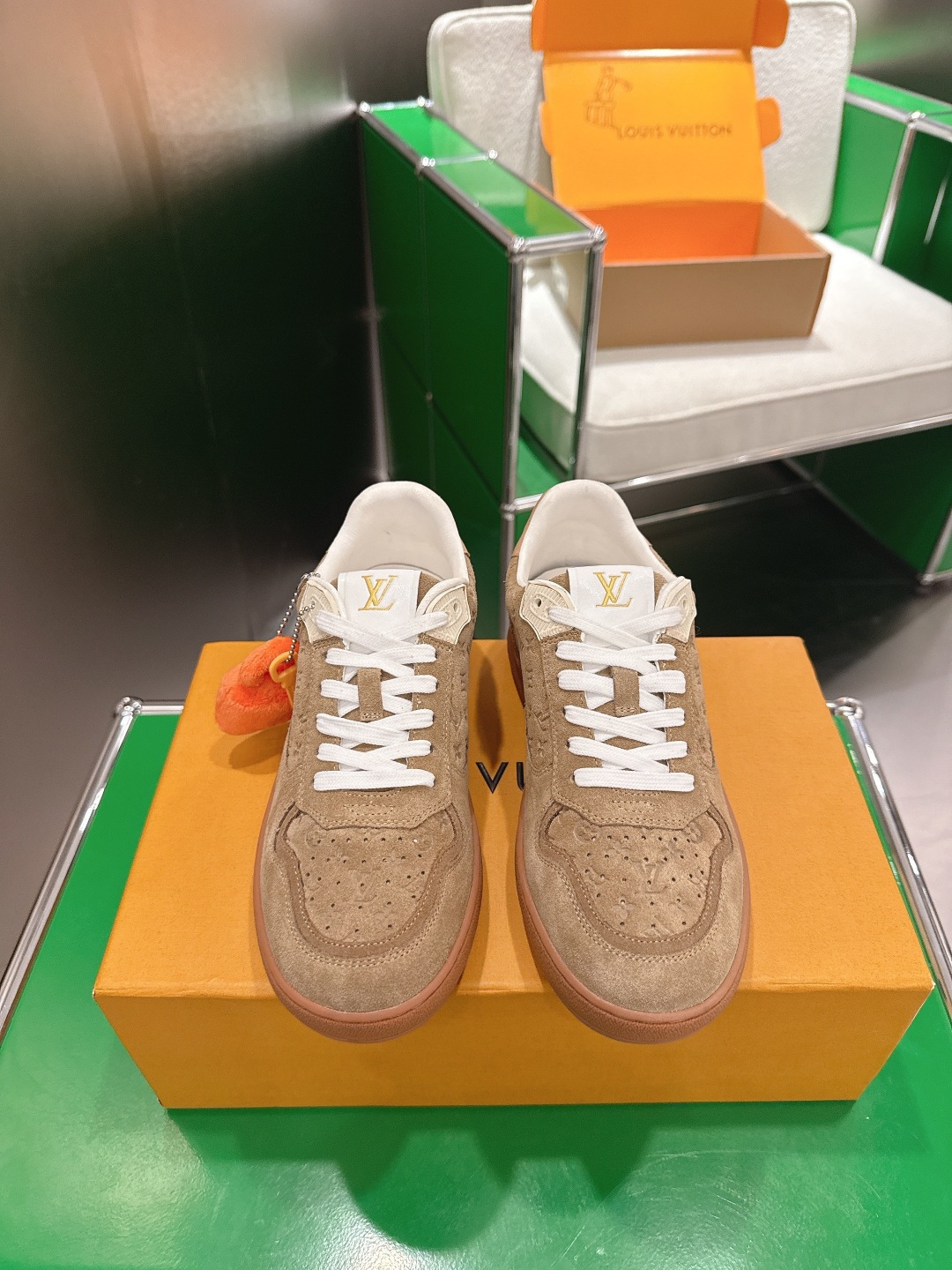 NO:668579,(k021)Louis Vuitton Louis Vuitton's latest biscuit shoe casual shoes. Many celebrity fashion bloggers plant grass. The feet feel super comfortable, retro and fashionable. The thick and light rubber combination outsole provides a comfortable experience. Unique design. The highly recognizable logo embellishment all highlights the brand's tone. Original custom calfskin lining mixed sheepskin  Original private model TPU outsole Size 35-39 (customized at 40.41), casual shoes/sports shoes, louis vuitton, louis vuitton, sneakers, cowhide, sheepskin19860909(k021)Louis Vuitton 路易威登最新款 饼干鞋休闲鞋 超多明星时尚博主种草 脚感超级舒服 复古又有时尚感 厚实而轻盈的橡胶组合外底实现舒适体验 独特的设计 极具辨识度的logo点缀无不彰显品牌调性 原版定制小牛皮内里混种羊皮 原版私模TPU大底Size35-39(40.41定做）,休闲鞋/运动鞋,louis vuitton,louis vuitton,sneakers,cowhide,sheepskin,Women's Shoes