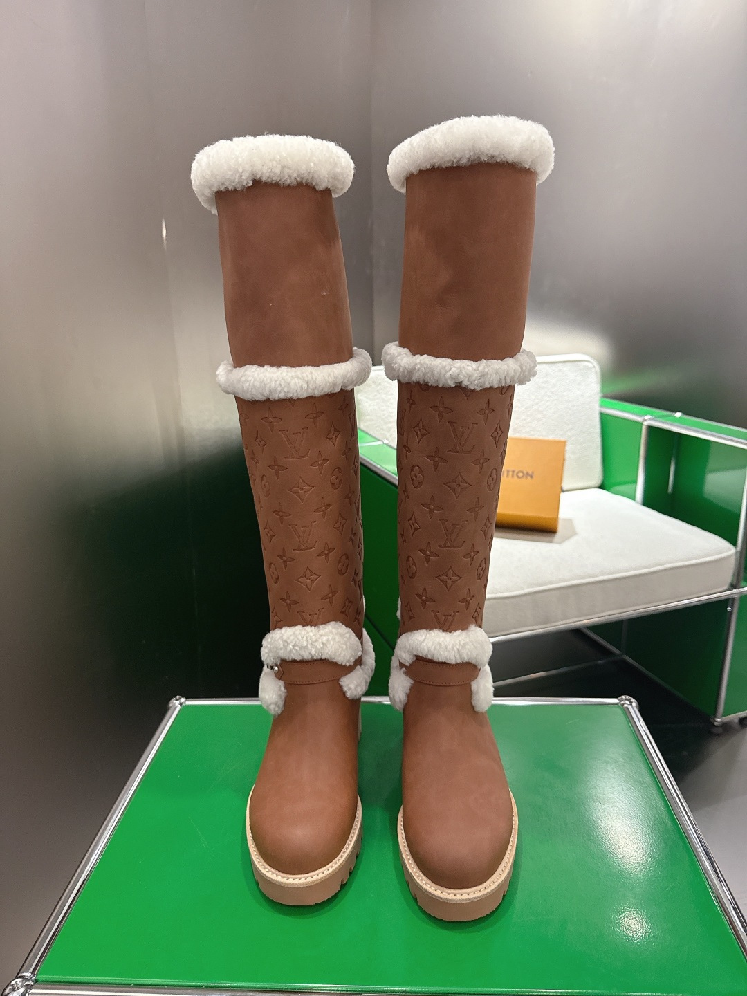 NO:668572,k021) Louis Vuitton Louis Vuitton 25ss Autumn and Winter·Very popular catwalk model·Thick-soled non-slip boots with fur lining. Appeared on the covers of major fashion magazines. Used by celebrities and Xiaohongshu bloggers. It is particularly stunning on your feet. You will not regret it if you close your eyes. The combination can be either salty or sweet. Very easy to wear~super comfortable boots. The upper is customized with imported tacit understanding cowhide and electric embroidered rhombus. The lining is customized with wool.  Z-molded non-slip and wear-resistant rubber outsole, size 35-39 (40.41 can be customized and non-returnable), snow boots, louis vuitton, louis vuitton, boots, cowhide19860909k021) Louis vuitton 路易威登25ss秋冬·超大热走秀款·加毛内里厚底防滑长靴 出现在各大时装杂志封面·各路明星、小红书博主着用,上脚尤为惊艳到你的一款,闭眼入都是不会后悔·搭配还是可咸可甜 非常方便穿着～超舒适的一款靴子 鞋面定制进口默契牛皮电绣菱格 内里定制羊毛 鞋底z模防滑耐磨橡胶大底 码数35-39 (40.41可定做不退换),雪地靴,louis vuitton,louis vuitton,boots,cowhide,Women's Shoes