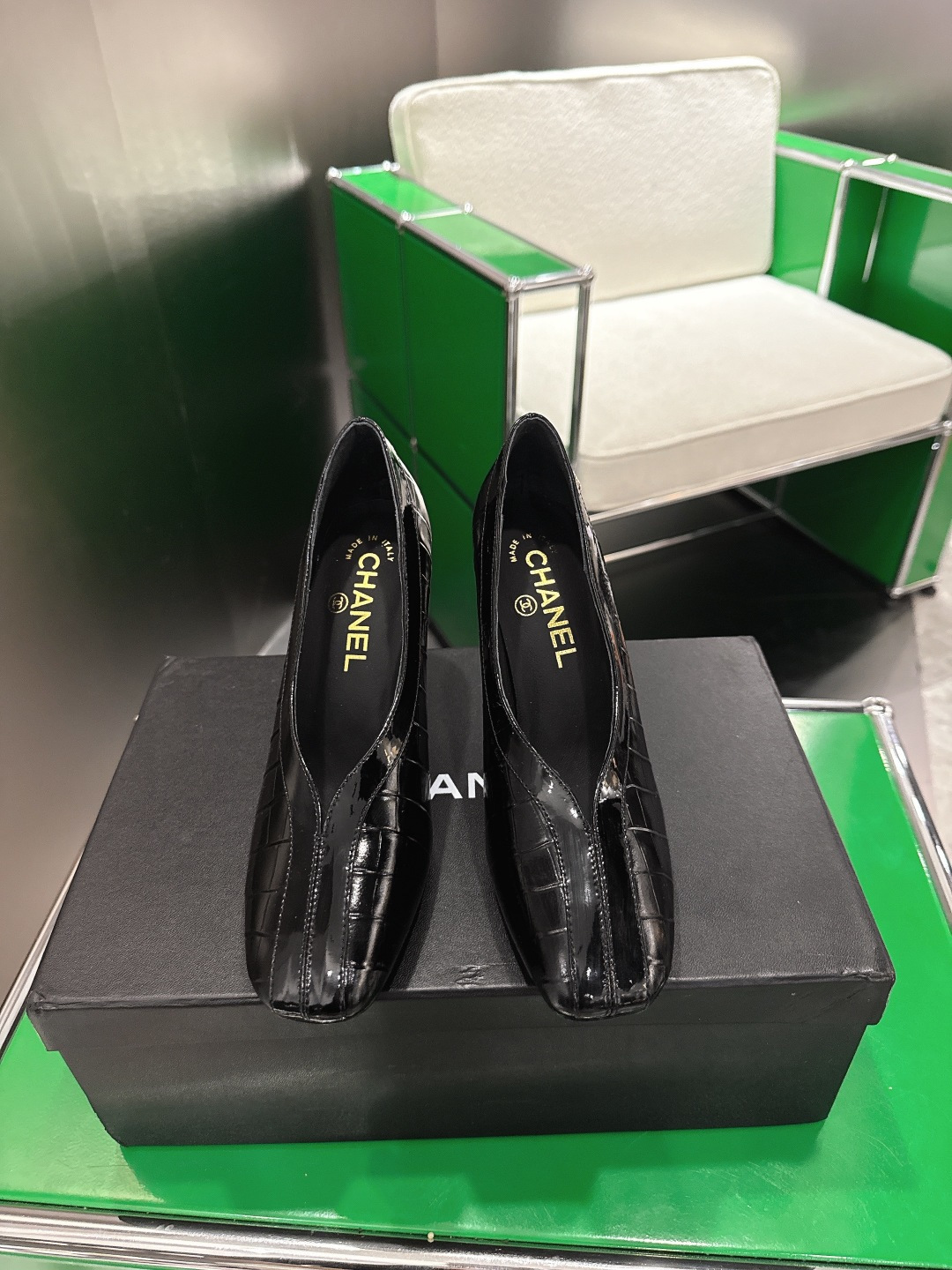 NO:668567,(k052) CHANEl Xiaoxiang 26C new product double C color-blocked stiletto heel. Diamond stitching stitching for high-definition dress. The stitching is even and fine, showing light and shadow texture under the light. The leather splicing adopts seamless lamination process. The golden ratio of 5cm thick heel and non-slip thick heel. The fabric is made of original customized sheepskin. The inner feet are all made of sheepskin. Genuine leather outsole imported from Italy.  size35-39 (4041 customized), high heels, chanel, high heels, sheepskin, gold, Leather soles19860909（k052)CHANEl 小香26C新品双C拼色细跟 菱格纹的缝线高定礼服的绲边针法 针脚均匀细密,在灯光下呈现光影质感 皮革拼接处采用无缝压合工艺 5厘米粗跟与防滑粗跟的黄金配比 面料采用原版定制羊皮 内里垫脚均为羊皮材质 意大利进口真皮大底 size35-39（4041定制）,高跟鞋单鞋,chanel,high heels,sheepskin,gold,Leather soles,Women's Shoes