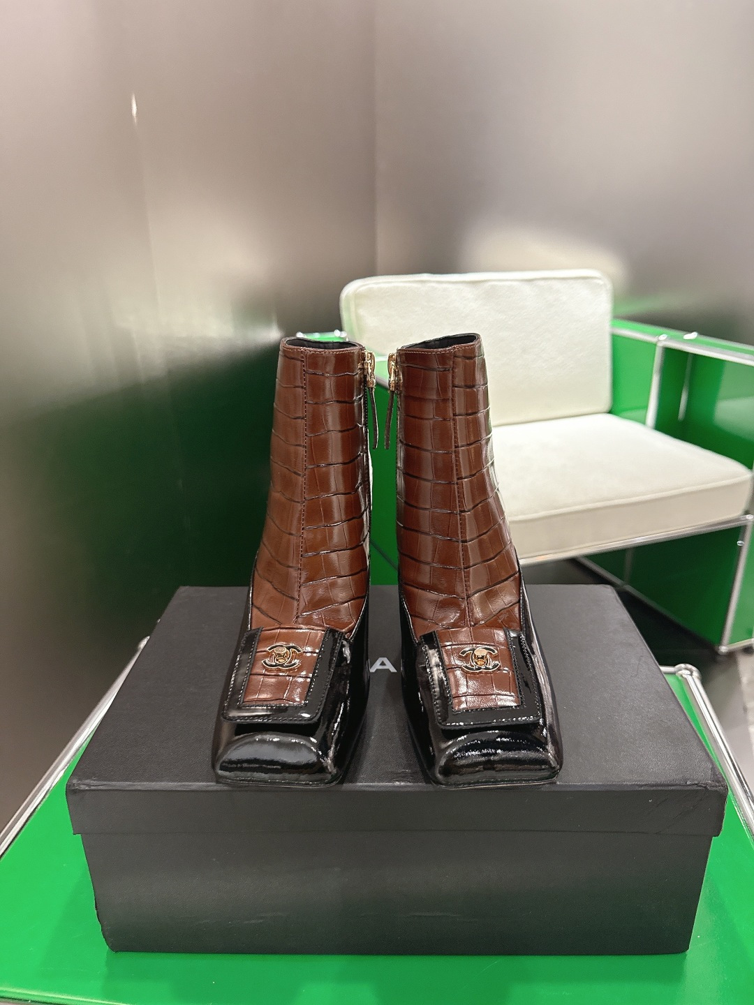 NO:668561,(k052) Chanel's new autumn and winter Chelsea short boots are really a representative of handsome fashion. The boots are embellished with letters, low-key yet luxurious!  Simple, fashionable, individual and grand!  The natural and smooth beauty has a beauty that is stunning in time. You should also show off your long legs in winter ~ Imported embossed cowhide on the upper. Original lining on the inside. Size 34-41 (34.40.41 non-returnable and non-exchangeable), boots, chanel, chanel, boots, cowhide19860909（k052)Chanel 香奈儿秋冬新切尔西短靴  真的是帅气时尚的代表,靴筒字母点缀 低调不失奢华！简约时尚个性又大气！自然流畅的美感,有种惊艳了时光的美感,冬日也要展现大长腿～ 鞋面进口压纹牛皮 内里原版内里 码数34-41(34.40.41不退不换),靴子,chanel,chanel,boots,cowhide,Women's Shoes