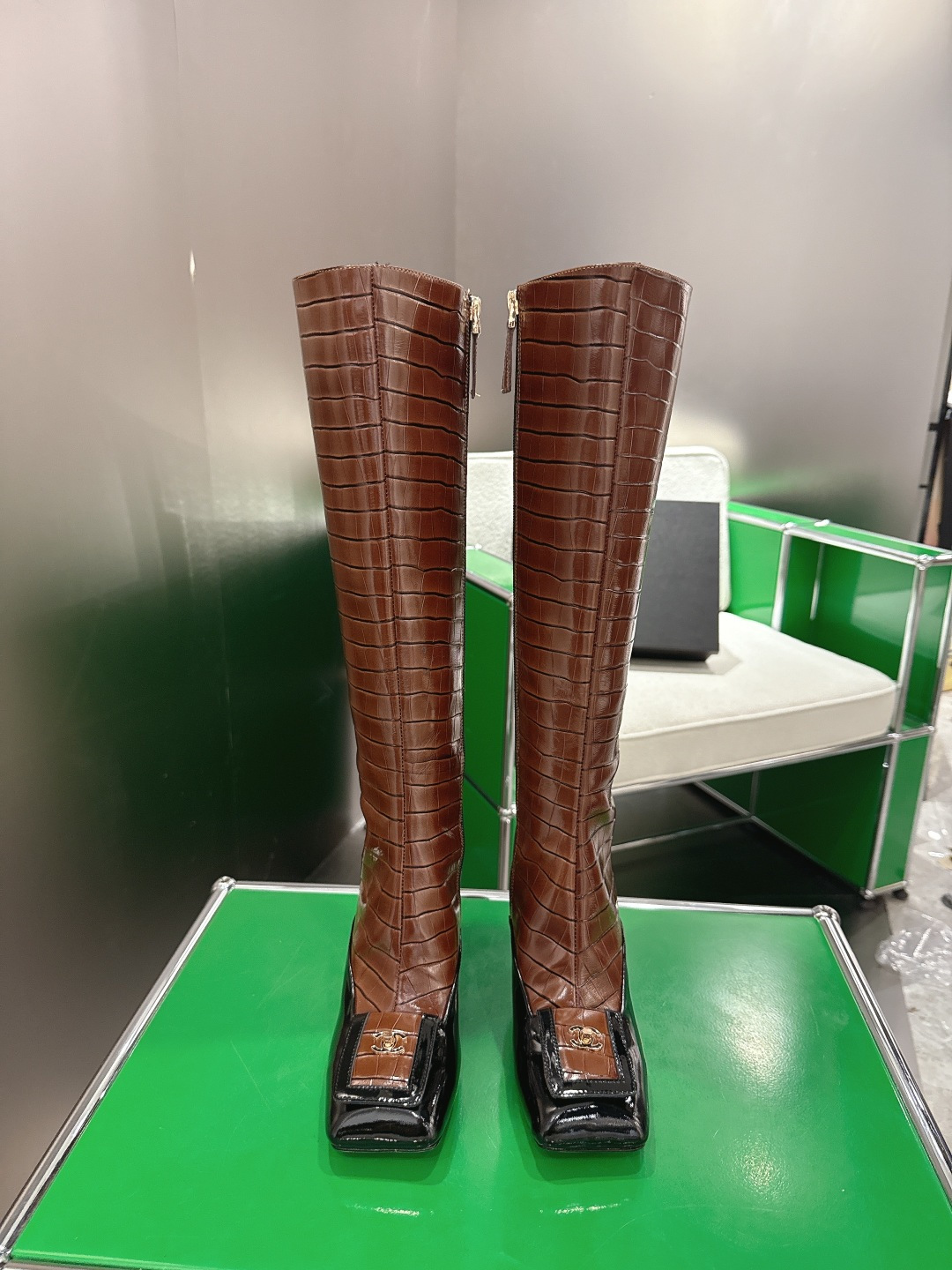 NO:668564,(k052)Chanel Chanel boots 2025★★Many celebrity internet celebrities have worn them, a versatile series popularized by domestic and foreign bloggers, a must-have for wardrobe matching. Exclusive to Chanel, upper cowhide, lining: imported crystal sheepskin lining, outsole, original molded custom leather outsole, shoe size:  35-39 (40, 41, custom-made, non-refundable), boots, chanel, chanel, chanel, boots, cowhide, sheepskin, Leather soles19860909（k052)Chanel 香奈儿长靴 2025★★众多明星网红上脚,国内外博主刷爆的一个百搭系列,衣橱搭配必备 首选.香家专属 鞋面牛皮  内里: 进口水晶羊皮内里 大底原版开模定制真皮大底 鞋码: 35-39（40、41、定做不退换）,靴子,chanel,chanel,chanel,boots,cowhide,sheepskin,Leather soles,Women's Shoes