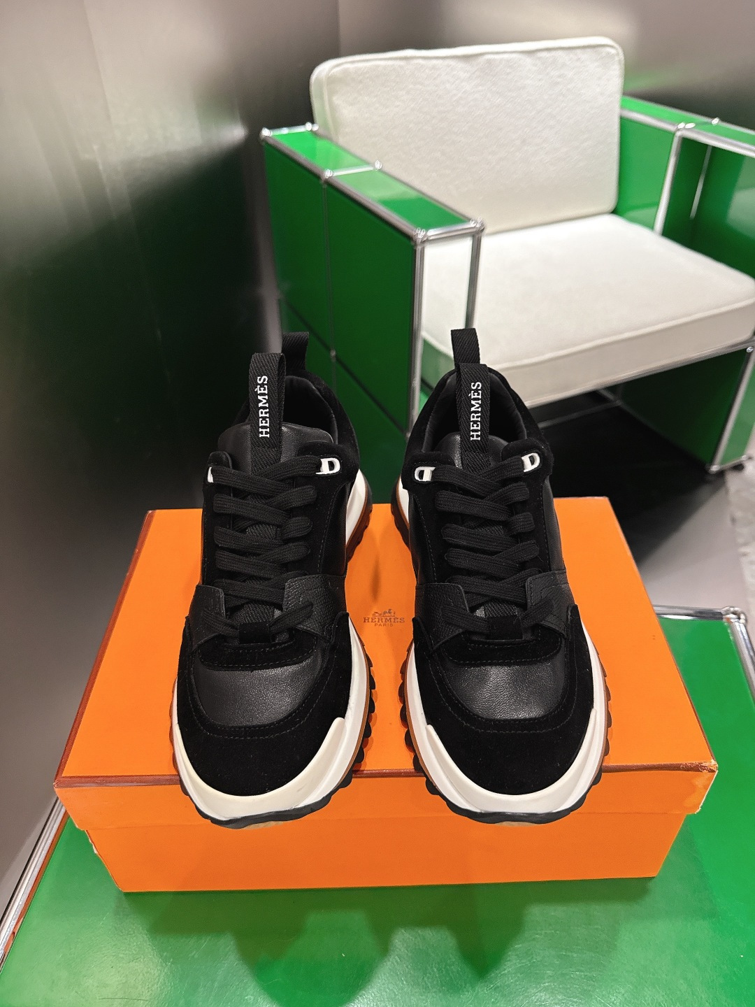 NO:668557,HERMS Men's Casual Shoes This pair of Hermès 25ss autumn and winter sneakers is really amazing!  Classic last with British retro design, low-key and high-end. The original reverse molded last type restores the shape of famous brands. The leather is delicate and soft, and the texture is directly full. Front strap design. Classic cowhide suede splicing. Every detail is a blessing. Customized private mold outsole, non-slip and wear-resistant. Wearing it will walk on the line of taste every step. Needless to say, those who know it will understand.  Size 38～44 (can be customized to 45), casual shoes/sports shoes, hermes, hermes, sneakers, cowhide19860909HERMS 爱马仕男士休闲鞋 这双爱马仕25ss秋冬板鞋 真的绝了！ 经典型楦搭配英伦复古设计 低调又高级 原版倒模楦型 还原大牌形体 皮质细腻柔软 质感直接拉满 前绑带设计 经典牛皮绒面拼接 每一处都是细节控的福音 定制私模大底 防滑又耐磨 穿上它 每一步都走在品味线上 不用多说 懂的人自然懂 码数38～44（可定45）,休闲鞋/运动鞋,hermes,hermes,sneakers,cowhide,Women's Shoes