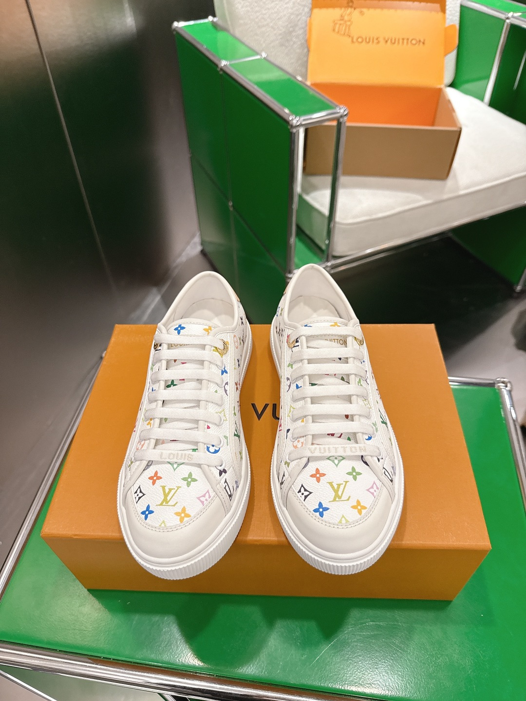 NO:679984,LV Louis Vuitton LAGOON sneakers LV Lagoon sneakers are made of Monogram denim, injecting a retro flavor into the classic design. The leather trimmings pop out with the Louis Vuitton logo, and the engraved eyelets, trims and laces highlight the exquisite details. The rubber outsole embellished with Monogram flowers completes the whole. Size: 35-39 (40.41 custom-made), casual shoes/sneakers, louis vuitton, louis vuitton, sneakers19860909LV 路易威登LAGOON 运动鞋  LV Lagoon 运动鞋取材 Monogram 丹宁布,为经典设计注入复古气息.皮革饰边跃现路易威登标识,铭纹孔眼、镶边和鞋带彰显考究细节,点缀 Monogram 花卉的橡胶外底完善整体. 码数:35-39（40.41定做）,休闲鞋/运动鞋,louis vuitton,louis vuitton,sneakers,Women's Shoes