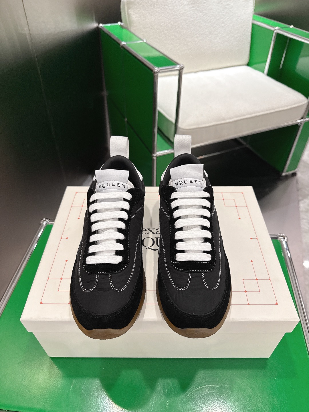 NO:668988,(k018) Alexander McQUEEN sneakers use a smooth round toe, made of white nylon and suede material, and the design presents a retro-style aesthetic. The shoes are decorated with topstitch details and are matched with the McQueen logo on the back. Round toe McQueen logo Heel strap Contrast rubber sole Size 35-45 (45 custom-made), casual shoes/sneakers, alexander mcqueen, sneakers19860909（k018)Alexander McQUEEN 麦昆 德训鞋运动鞋  采用流畅的圆形鞋头,采用白色尼龙和绒面材质,设计呈现复古风格美感.鞋履饰有明线细节,搭配背面 McQueen标志. 圆头 McQueen标志 鞋跟拉带 撞色橡胶鞋底 码数35-45（45定做）,休闲鞋/运动鞋,alexander mcqueen,sneakers,Women's Shoes