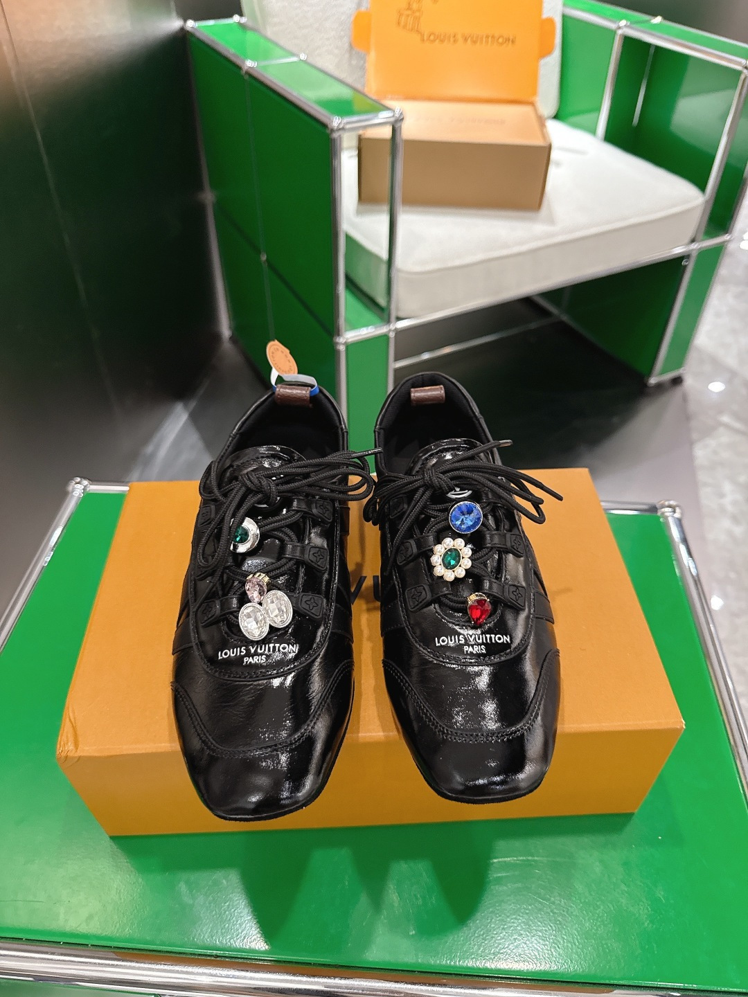 NO:679070,Top version (k007) Louis Vuitton spring and summer Sneakerina series ballet shoes, moral training shoes, flat shoes and casual shoes. Top version Sneakerina LV casual sports shoes are made of silky suede cow leather to create smooth lines. They have the light structure of ballet shoes and the comfortable texture of sports shoes. The side logo and Monogram canvas back strap are rich in details, Sacchetto craftsmanship and T outsole are upgraded for a soft wearing experience. The sole thickness is 1.5CM.  Fabric original custom imported top layer cowhide lining original custom breathable mesh lining original open mold injection T material Size: 35-45, casual shoes/sports shoes, louis vuitton, louis vuitton, flats, sneakers, cowhide19860909顶级版本(k007) Louis Vuitton 春夏 Sneakerina系列芭蕾舞鞋 德训鞋 平底鞋休闲鞋 顶级版本Sneakerina LV 休闲运动鞋以丝滑绒面牛皮革塑造流畅线条 兼具芭蕾舞鞋的轻盈构型和运动鞋的舒适质感.侧面 标识和Monogram 帆布后袢带丰富细节,Sacchetto 工艺和T 外底升级轻柔穿着体验 底厚1.5CM 面料原版定制进口头层牛皮 内里原版定制透气网里 鞋底原版开模注塑T材质 Size: 35-45,休闲鞋/运动鞋,louis vuitton,louis vuitton,flats,sneakers,cowhide,Women's Shoes