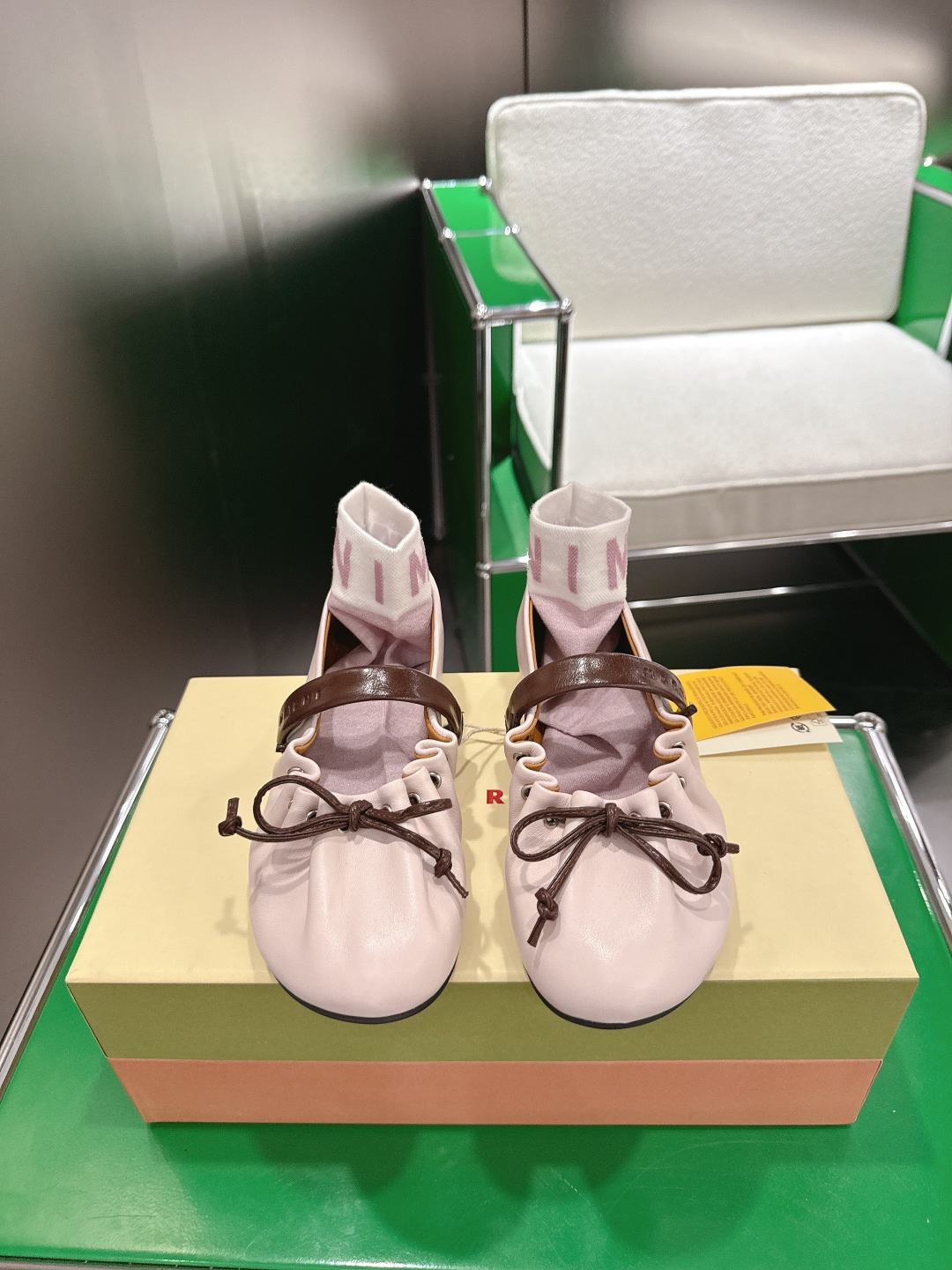 NO:679072,(k018) MARNI 26Fw pleated bow ballet flat flat Mary Jane shoes with round toe outline, contrasting color upper, brown bow and shoe straps, the overall presentation is cute and minimalist. The super cute MARNI ballet shoes, color matching, loose laces are just sweet and cool.  The romantic season of Balletcore is here again. When you open your shoe cabinet, ballet shoes are definitely the one item that can match everything and lighten up everything!  Size 35-39 (custom-made 40 non-returnable), ballet shoes, marni, mary jane19860909（k018)MARNI玛尼26Fw 褶皱蝴蝶结芭蕾舞鞋平底玛丽珍单鞋 圆头轮廓、撞色鞋面、棕色蝴蝶结与鞋口绑带,整体呈现可爱、极简的调性. 超嗲的MARNI 芭蕾舞鞋,拼色自带松弛感系带甜酷得刚好. 属于Balletcore的浪漫季节又到了.打开鞋柜,芭蕾舞鞋绝对是那件既能搭配一切又能点亮一切的单品！ 码数35-39（40定做不退换）,芭蕾舞鞋,marni,mary jane,Women's Shoes