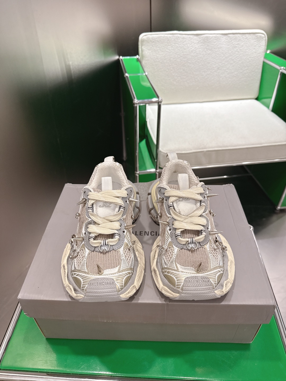 NO:679068,Top version (k037) Balenciaga 3xL dad shoes continue the trend of running shoes and old dad shoes. The shoe body is made of polyester fiber, nylon, TPU and polyurethane, which takes it to a new level in terms of appearance and comfort and lightness. The heel is decorated with a webbing crotch, the outsole and rear are decorated with Balenciaga logo, the upper is decorated with unity sports icon artwork, and the tongue is decorated with 3B sports icon  Works of art, fabric-lined feet, guaranteed to satisfy you. It’s so dazzling and cool!  Size 35-45 (Female 40.41 Male 45. Customized), dad shoes, balenciaga, balenciaga19860909顶级版本（k037) Balenciaga巴黎世家爆闪 3xL老爹鞋  延续潮流跑鞋做旧老爹鞋,鞋身由聚酯纤维、尼龙、 TPU 和聚氨酯制成,不管是从外观还是舒适轻盈度都更上一个台阶,后跟饰有织带拉裆,外底和后部饰以 Balenciaga 标识,鞋面饰以 unity sports icon 艺术作品,鞋舌饰以3B sports icon 艺术作品,织物内里垫脚,上脚保证你满意就是这么炫这么酷！ 码数35-45（女40.41男45.定做）,老爹鞋,balenciaga,balenciaga,Women's Shoes