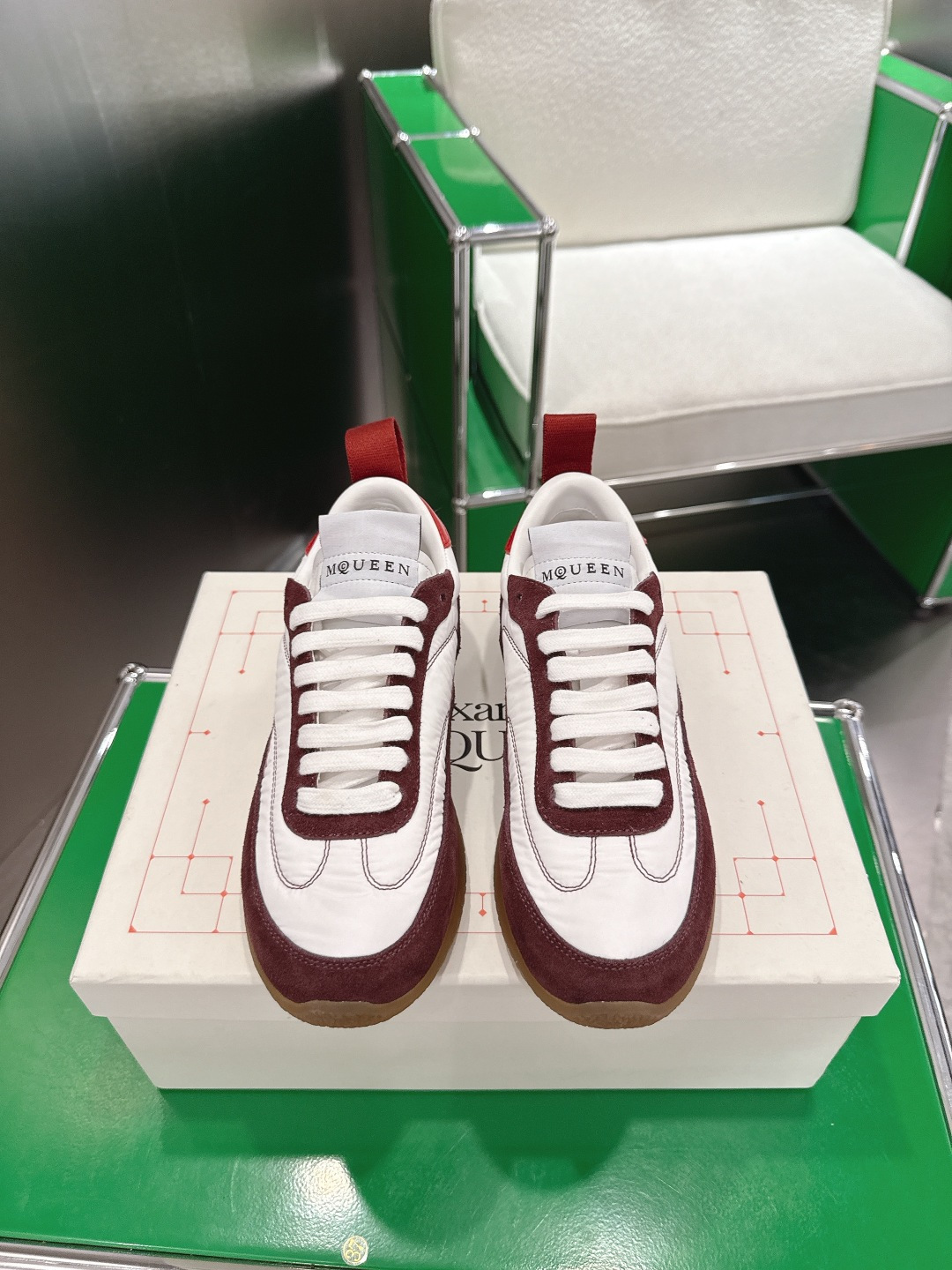 NO:679066,(k018) Alexander McQUEEN sneakers use a smooth round toe, made of white nylon and suede material, and the design presents a retro-style aesthetic. The shoes are decorated with topstitch details and are matched with the McQueen logo on the back. Round toe McQueen logo Heel pull strap Contrast rubber sole Size 35-45 (45 custom-made), casual shoes/sneakers, alexander mcqueen, sneakers19860909（k018)Alexander McQUEEN 麦昆 德训鞋运动鞋  采用流畅的圆形鞋头,采用白色尼龙和绒面材质,设计呈现复古风格美感.鞋履饰有明线细节,搭配背面 McQueen标志. 圆头 McQueen标志 鞋跟拉带 撞色橡胶鞋底 码数35-45（45定做）,休闲鞋/运动鞋,alexander mcqueen,sneakers,Women's Shoes