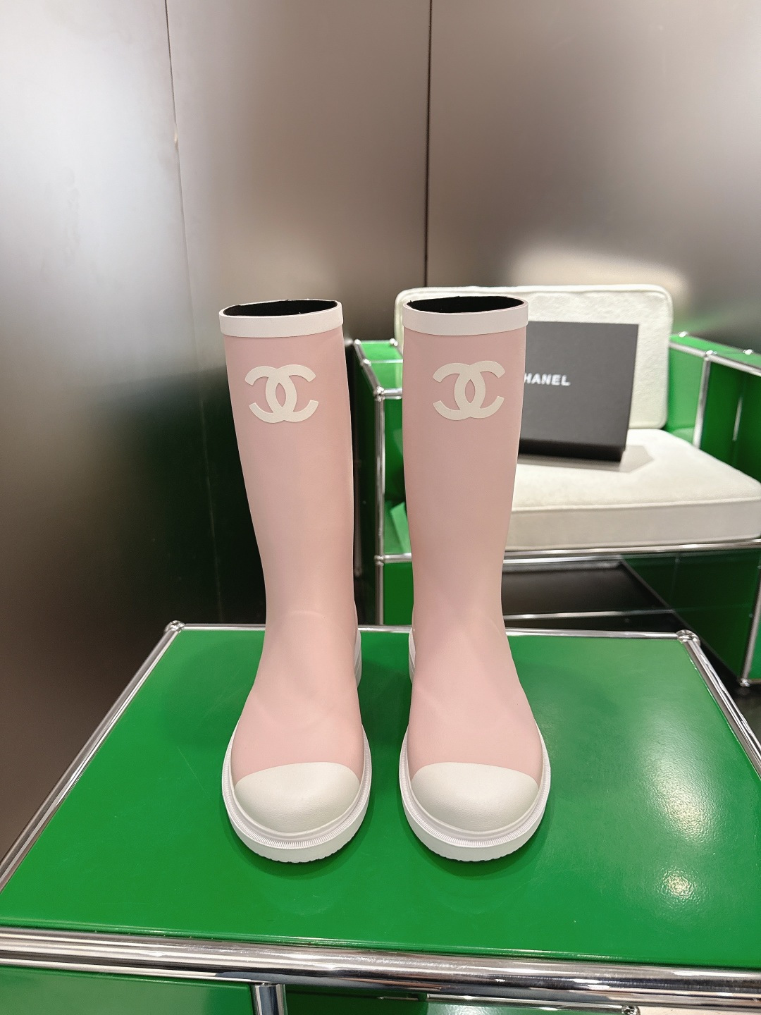 NO:679261,(k057) Chanel Chanel 26c series rain boots Seamless version upgraded version, out of stock Wang Yang Mi's same style rain boots Hot-selling model sought after by major Internet celebrity bloggers Rubber vulcanization production purely manual combination process Natural environmentally friendly rubber, no odor, consistent with the original version Size35-41 (40.41 non-returnable), boots, chanel, chanel, boots, rain boots19860909(k057)Chanel 香奈儿 26c系列 rain boots雨靴  无缝版本升级版本,断货王杨幂同款风雨靴 各大网红博主追捧的热销款 橡胶硫化生产纯手工组合工艺 天然环保橡胶,无异味,与原版一致  Size35-41（40.41不退换）,靴子,chanel,chanel,boots,rain boots,Women's Shoes