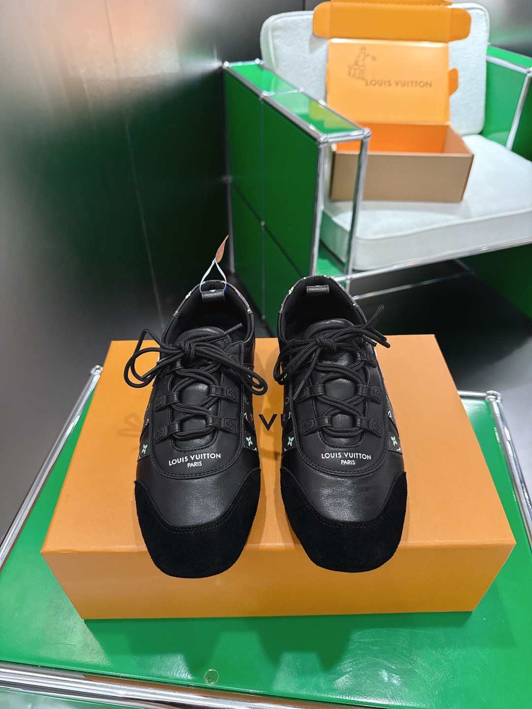 NO:679985,Top version (k007) Louis Vuitton spring and summer Sneakerina series ballet shoes, moral training shoes, flat shoes and casual shoes. Top version Sneakerina LV casual sports shoes are made of silky suede cow leather to create smooth lines. They have the light structure of ballet shoes and the comfortable texture of sports shoes. The side logo and Monogram canvas back strap are rich in details, Sacchetto craftsmanship and T outsole are upgraded for a soft wearing experience. The sole thickness is 1.5CM.  Fabric original custom imported top layer cowhide lining original custom breathable mesh lining original open mold injection T material Size: 35-45, casual shoes/sports shoes, louis vuitton, louis vuitton, flats, sneakers, cowhide19860909顶级版本(k007) Louis Vuitton 春夏 Sneakerina系列芭蕾舞鞋 德训鞋 平底鞋休闲鞋 顶级版本Sneakerina LV 休闲运动鞋以丝滑绒面牛皮革塑造流畅线条 兼具芭蕾舞鞋的轻盈构型和运动鞋的舒适质感.侧面 标识和Monogram 帆布后袢带丰富细节,Sacchetto 工艺和T 外底升级轻柔穿着体验 底厚1.5CM 面料原版定制进口头层牛皮 内里原版定制透气网里 鞋底原版开模注塑T材质 Size: 35-45,休闲鞋/运动鞋,louis vuitton,louis vuitton,flats,sneakers,cowhide,Women's Shoes