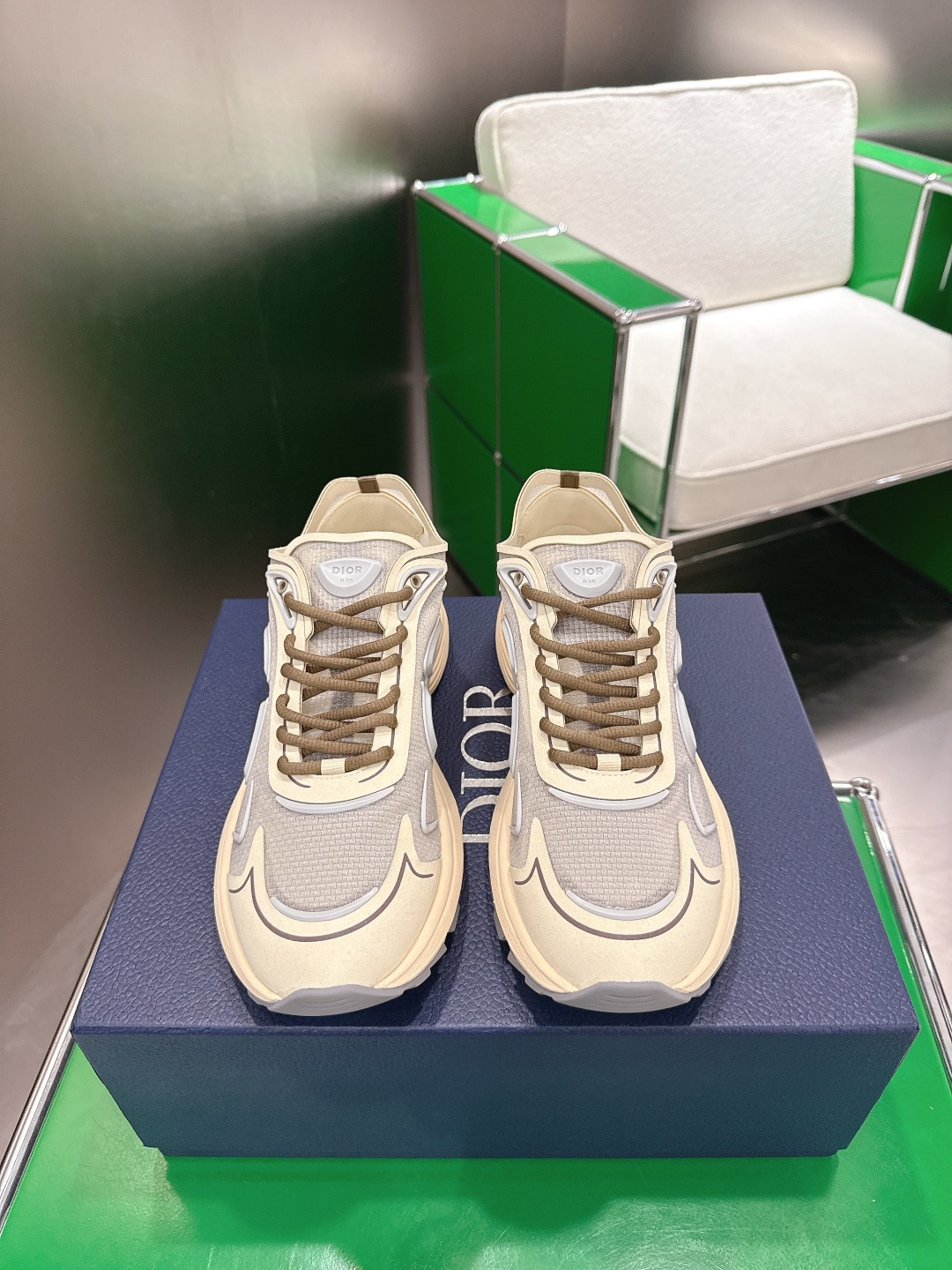 NO:692944,Dior B30 Countdown sneakers This B30 countdown technical training shoe is new for spring 2026. Its sporty design perfectly combines fashion elements with technical performance. Its design is inspired by modern running sports, and there are Dior B30 and CD30 rubber logos on the tongue and back of the shoe. The sculpted sole combining rubber and foam ensures flexibility and comfort, and various unique details also add to it. The main fabric composition is technical fabric and technical mesh, lined with industrial fabric and industrial mesh on both sides and  CD30 rubber logo at rear Dior B30 rubber signature tongue Low-top style lace-up closure Ultra-light rubber blend and brown foam sole with gray detailing and Dior, CD30 and B30 logos Welded construction Size 37-47, casual/sneakers, dior, dior, sneakers19860909Dior迪奥 B30 Countdown运动鞋 这款B30倒计时科技训练鞋是 2026年春季的新款,其运动型设计将时尚元素与技术性能完美结合.它的设计灵感来源于现代跑步运动,鞋舌和鞋背上还有迪奥B30和CD30橡胶标志.橡胶和泡沫相结合的雕刻鞋底确保了灵活性和舒适性,各种独特的细节也为其增色不少.主要面料成分科技面料和科技网布内衬工业织物和工业网布两侧和 后部的CD30橡胶标志 Dior B30 橡胶签名鞋舌 低帮款式系带开合超轻橡胶混纺和棕色泡沫鞋底,带有灰色细节和 Dior、CD30和 B30标志焊接结构 码数37-47,休闲鞋/运动鞋,dior,dior,sneakers,Women's Shoes