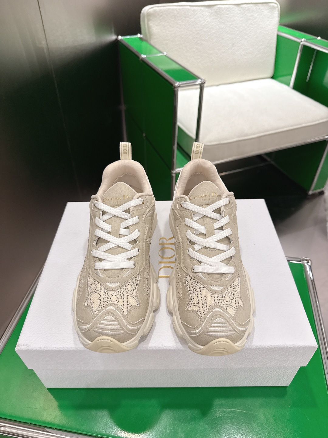 NO:695039,Dior Dior Vibe sneakers Dijia's new color official website has been updated simultaneously. This Dior Vibe sneaker incorporates Dior's haute couture spirit and reinterprets the classic running shoes. White mesh fabric is decorated with Oblique print pattern, with gold and silver tone laminated leather effect panels to create a contrasting fashion shape. 3D  Classic details such as effect details, lucky star symbols on the back, and logos on the tongue and rear pull tabs are further embellished. The lightweight sole is decorated with gray stars, which complements a variety of casual or elegant items for a modern look. Size 35-41 (42 can be customized), dad shoes, dior, dior, dior, sneakers19860909Dior 迪奥Dior Vibe 运动鞋  迪家新款花色官网同步更新啦  这款 Dior Vibe 运动鞋融入 Dior 的高订精神,重新诠释经典跑鞋.白色网眼织物饰以 Oblique 印花图案,搭配金色和银色调层压皮革效果镶片,打造对比鲜明的时尚造型.以 3D 效果细节、后侧幸运星符号、鞋舌和后侧提拉环上的标志等经典细节进一步点缀.轻盈的鞋底饰以灰色星星,与各式休闲或优雅单品相得益彰,打造摩登造型. 码数35-41（42可定做）,老爹鞋,dior,dior,dior,sneakers,Women's Shoes