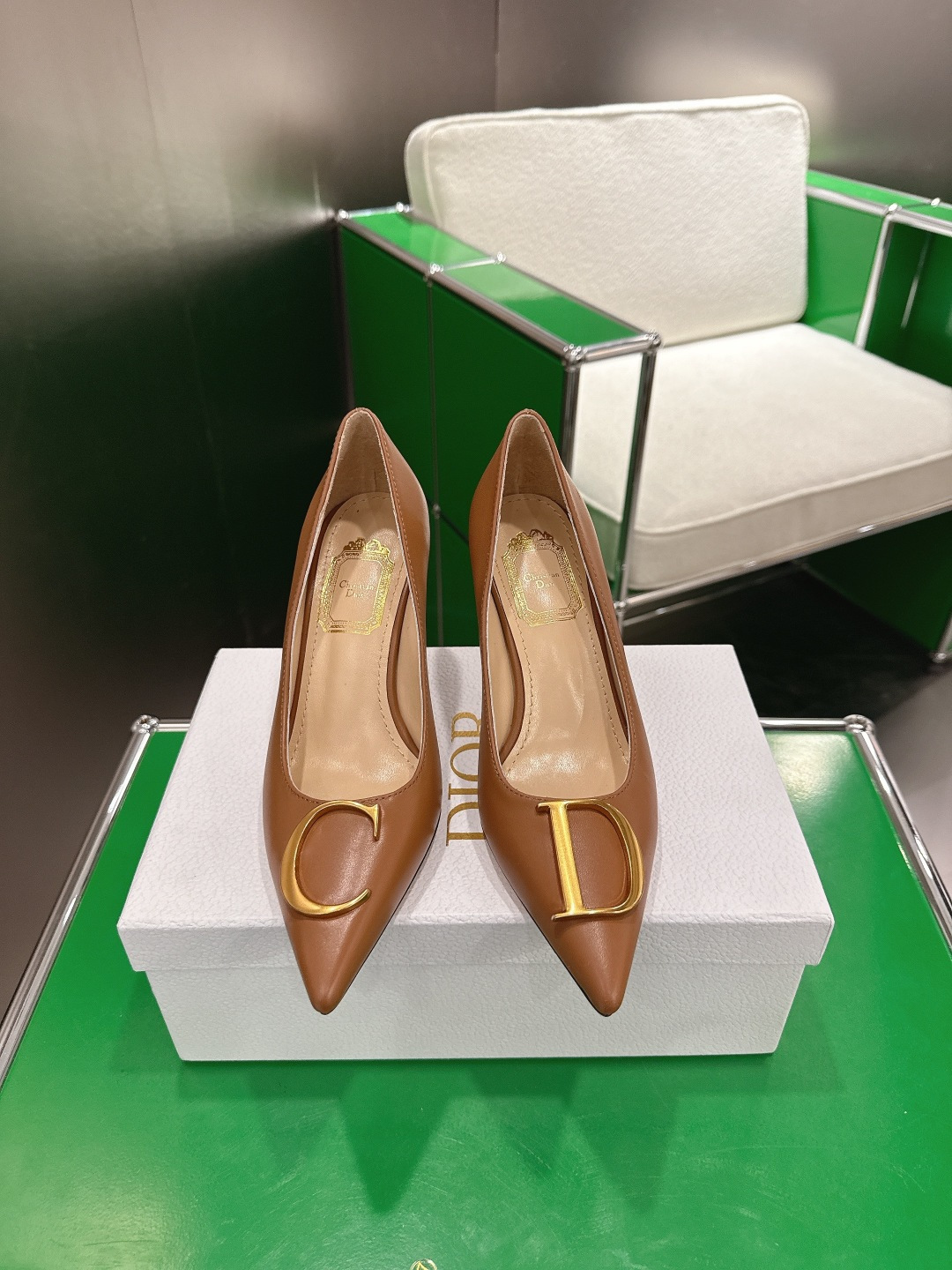 NO:695085,(k002) Dior’s 25 new pointed-toe high-heeled shoes. The toe buckle decoration highlights the brand logo and is full of femininity. They are elegant and refined. They are so beautiful. You really can’t miss this season’s sandals!  The back half is made of calfskin with a tear-edge fabric bow design, which gives people a particularly comfortable feeling and can add elegance to various looks. The upper is imported first-layer cowhide, the lining is lambskin, and the outsole is Italian genuine leather. The heel height is 8.5CM, and the size is 35-42 (41 and 42 are customized and non-returnable). High-heeled shoes, dior, dior, sandals, high heels, cowhide, sheepskin, Leather soles19860909（k002)Dior 迪奥 25款 新款尖头高跟单鞋 鞋头扣装饰彰显品牌标志满满的女人味,又优雅又精致,实在是太好看了.这一季的凉鞋真的不能错过！后半用小牛皮制作撕边布蝴蝶结设计 给人一种特别舒服的感觉 可为各式造型增添优雅气质. 鞋面进口头层牛皮 内里垫脚小羊皮 大底意大利真皮大底  跟高8.5CM 尺码35-42（41 42定制不退货）,高跟鞋单鞋,dior,dior,sandals,high heels,cowhide,sheepskin,Leather soles,Women's Shoes