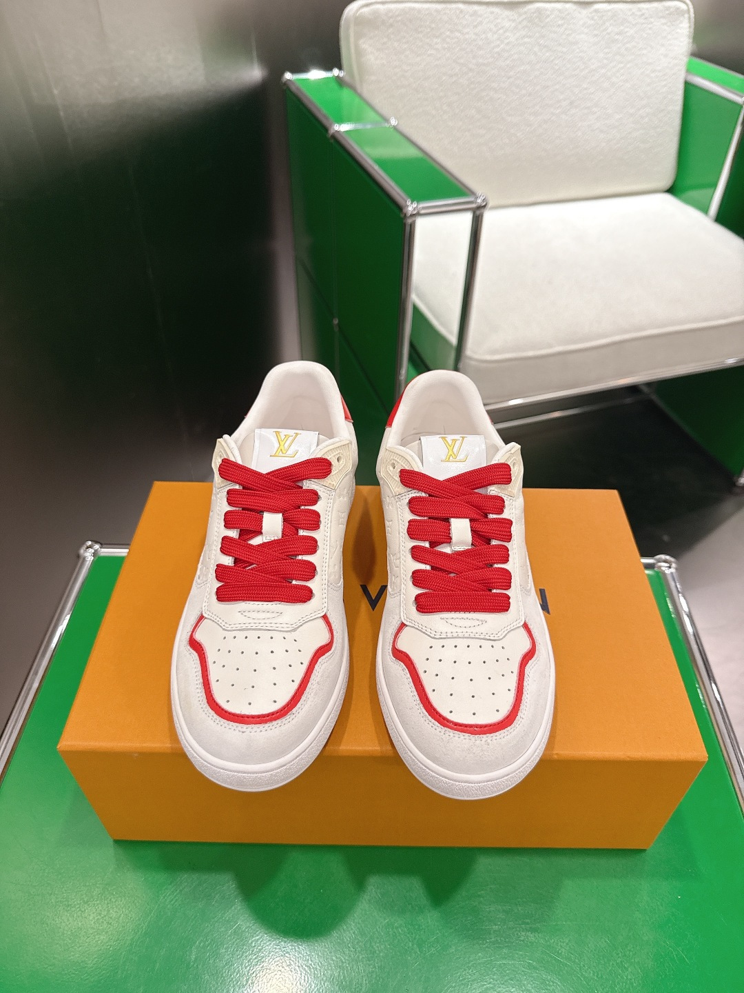 NO:695064,(k021) LouIs Vuitton Louis Vuitton TIME OUT casual sneakers, white shoes. This Time Out sneaker is stitched with cow leather and Monogram denim, echoing the current season's leather goods series. The denim luggage tag is fixed to the upper with a leather strap, highlighting Louis Vuitton's travel heritage. Dazzling inscribed eyelets and brand logo embossing on the tongue add exquisite details. Original cow suede upper, wool lining, original molded outsole  Size 35-40 (40 customized), casual shoes/sports shoes, louis vuitton, louis vuitton, sneakers, cowhide19860909(k021)LouIs Vuitton 路易威登TIME OUT休闲板鞋 小白鞋  本款Time Out运动鞋拼接牛皮革与 Monogram 丹宁布 与当季皮具系列遥相呼应 丹宁布行李牌通过皮革饰带固定于鞋面 彰显路易威登的旅行传承 耀目铭纹孔眼与鞋舌处品牌标识压纹增添考究细节 鞋面原版牛反绒 内里羊毛 原版开模大底 码数35-40（40定做）,休闲鞋/运动鞋,louis vuitton,louis vuitton,sneakers,cowhide,Women's Shoes