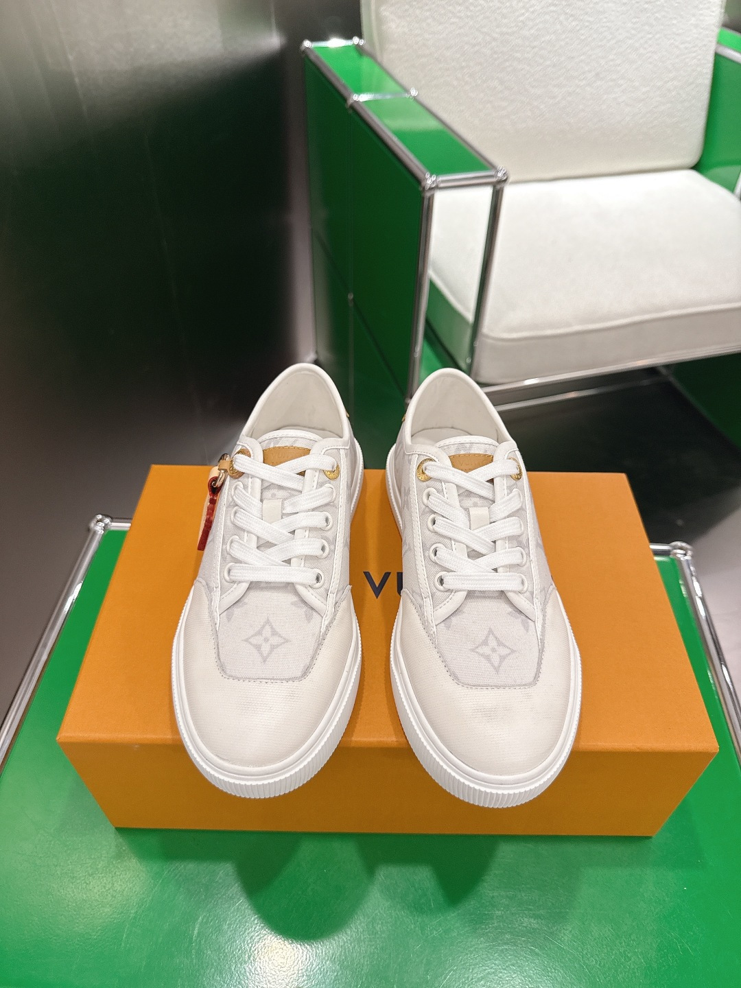 NO:695073,(k021) LV Louis Vuitton LAGOON sneakers LV Lagoon sneakers are made of Monogram denim, injecting a retro flavor into the classic design. The leather trimmings pop out with the Louis Vuitton logo, and the inscribed eyelets, trims and laces highlight the exquisite details. The rubber outsole embellished with Monogram flowers completes the whole. Size: 35-39 (customized in 40.41), casual shoes/sneakers, louis vuitton, louis  vuitton,sneakers19860909(k021)LV 路易威登LAGOON 运动鞋  LV Lagoon 运动鞋取材 Monogram 丹宁布,为经典设计注入复古气息.皮革饰边跃现路易威登标识,铭纹孔眼、镶边和鞋带彰显考究细节,点缀 Monogram 花卉的橡胶外底完善整体. 码数:35-39（40.41定做）,休闲鞋/运动鞋,louis vuitton,louis vuitton,sneakers,Women's Shoes