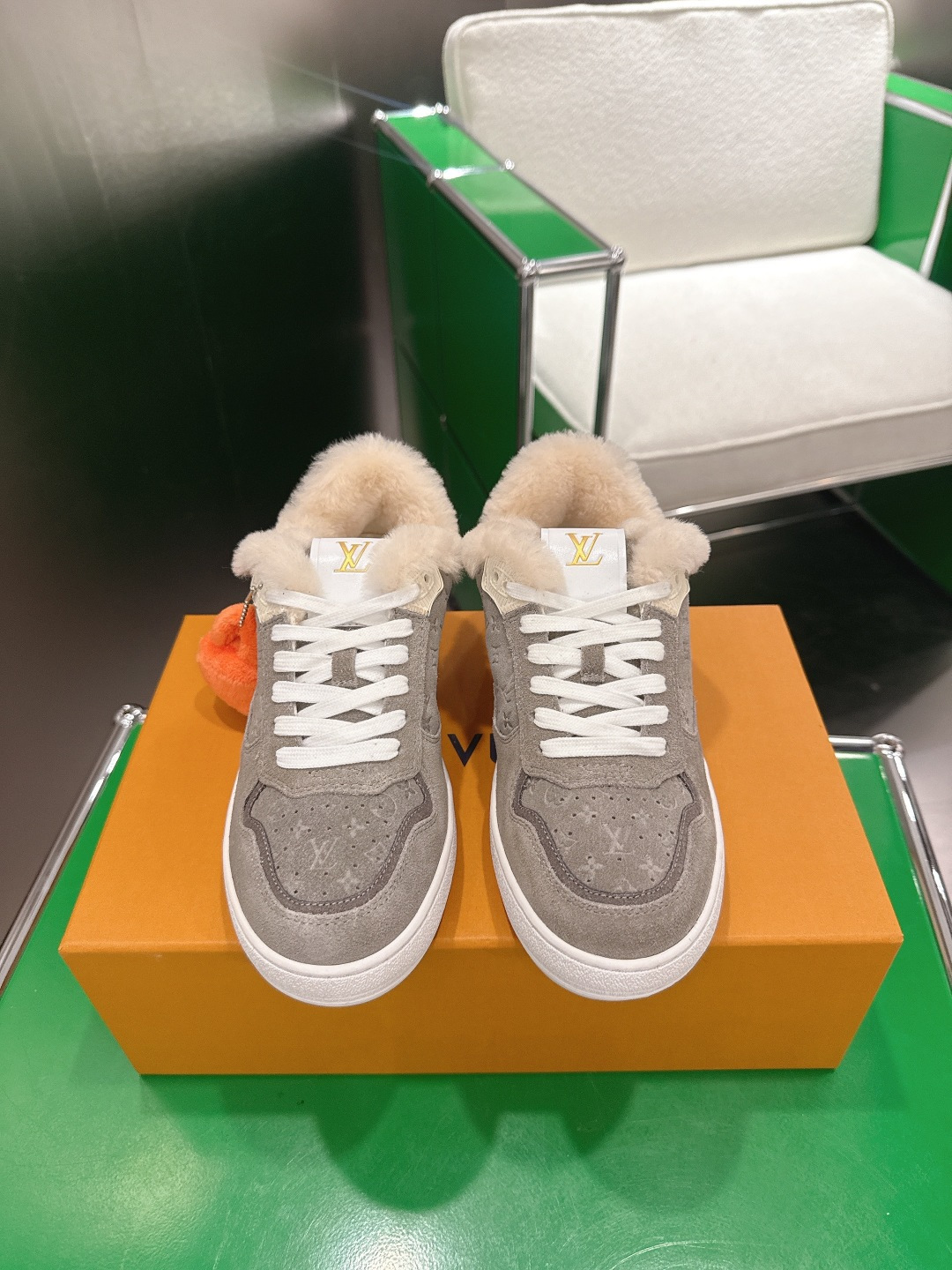 NO:696387,(k021) LouIs Vuitton Louis Vuitton TIME OUT casual sneakers, white shoes, woolen This Time Out sneaker is stitched with cow leather and Monogram denim, echoing the current season's leather goods series. The denim luggage tag is fixed to the upper with a leather strap, highlighting Louis Vuitton's travel heritage. Dazzling inscribed eyelets and brand logo embossing on the tongue add exquisite details. Original cow suede upper, wool lining, original molded outsole  Size 35-44, casual shoes/sports shoes, louis vuitton, louis vuitton, sneakers, cowhide19860909(k021)LouIs Vuitton 路易威登TIME OUT休闲板鞋 小白鞋 毛里 本款Time Out运动鞋拼接牛皮革与 Monogram 丹宁布 与当季皮具系列遥相呼应 丹宁布行李牌通过皮革饰带固定于鞋面 彰显路易威登的旅行传承 耀目铭纹孔眼与鞋舌处品牌标识压纹增添考究细节 鞋面原版牛反绒 内里羊毛 原版开模大底 码数35-44,休闲鞋/运动鞋毛毛鞋,louis vuitton,louis vuitton,sneakers,cowhide,Women's Shoes