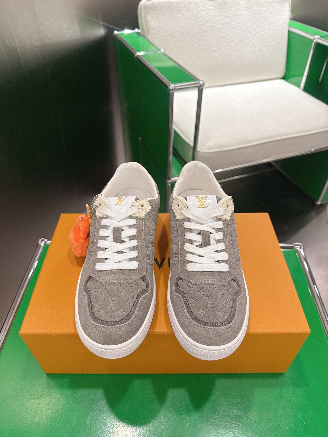 NO:696390,(k021) LouIs Vuitton Louis Vuitton TIME OUT casual sneakers, white shoes. This Time Out sneaker is stitched with cow leather and Monogram denim, echoing the current season's leather goods series. The denim luggage tag is fixed to the upper with a leather strap, highlighting Louis Vuitton's travel heritage. Dazzling inscribed eyelets and brand logo embossing on the tongue add exquisite details. Original cow suede upper, wool lining, original molded outsole  Size 35-44, casual shoes/sports shoes, louis vuitton, louis vuitton, sneakers, cowhide19860909(k021)LouIs Vuitton 路易威登TIME OUT休闲板鞋 小白鞋  本款Time Out运动鞋拼接牛皮革与 Monogram 丹宁布 与当季皮具系列遥相呼应 丹宁布行李牌通过皮革饰带固定于鞋面 彰显路易威登的旅行传承 耀目铭纹孔眼与鞋舌处品牌标识压纹增添考究细节 鞋面原版牛反绒 内里羊毛 原版开模大底 码数35-44,休闲鞋/运动鞋毛毛鞋,louis vuitton,louis vuitton,sneakers,cowhide,Women's Shoes