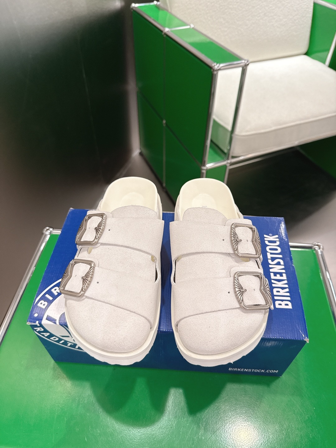 NO:705801,(k002) BIRKENSTOCK Birkenstock shoes Thick-soled mules Toe-toe buckle half slippers Leather suede fashionable and casual toe-toe shoes Soft leather suede texture with adjustable shoe buckles to enhance wearing comfort ⑤ Ergonomic design disperses foot pressure and protects ankles Cork latex footbed has a certain degree of shrinkage and can fit the shape of the foot after long-term wear EVA soles have high resilience and tensile strength and have good shockproof and cushioning properties Suitable for all seasons  Soft footbed with extra foam cushioning provides extra comfort and all-day support. Cowhide suede upper. Sheepskin lining. Open-molded rubber outsole. Size 35-39 (custom order of 40 is non-returnable and non-exchangeable), half-flop, birkenstock, slippers, cowhide, sheepskin19860909(k002)BIRKENSTOCK 勃肯鞋 厚底穆勒鞋 包头搭扣半拖鞋  皮革绒面时尚休闲包头鞋 牛皮绒面革质地柔软搭配可调节鞋扣提升穿着舒适度⑤ 人体工学设计分散脚部压力 保护脚踝 软木乳胶鞋床具有一定的收缩性 长时间穿着后能贴合脚型 EVA鞋底回弹性和抗张性力高 具有良好的防震、缓冲性 四季皆宜 柔软的鞋床采用额外的泡沫缓冲层 提供额外的舒适感和全天支撑 鞋面牛皮绒面 内里垫脚羊皮 鞋底开模橡胶大底 码数35-39（40定做不退不换）,半拖,birkenstock,slippers,cowhide,sheepskin,Women's Shoes