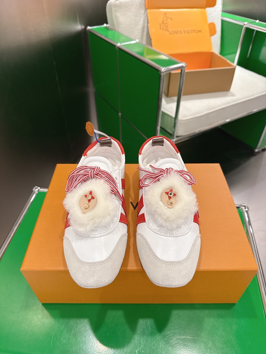 NO:707517,Top version (k007) Louis Vuitton spring and summer Sneakerina series ballet shoes, moral training shoes, flat shoes and casual shoes. Top version Sneakerina LV casual sports shoes are made of silky suede cow leather to create smooth lines. They have the light structure of ballet shoes and the comfortable texture of sports shoes. The side logo and Monogram canvas back strap are rich in details, Sacchetto craftsmanship and T outsole are upgraded for a soft wearing experience. The sole thickness is 1.5CM.  Fabric original custom imported top layer cowhide lining original custom breathable mesh lining original open mold injection T material Size: 35-45, casual shoes/sports shoes, louis vuitton, louis vuitton, flats, sneakers, cowhide19860909顶级版本(k007) Louis Vuitton 春夏 Sneakerina系列芭蕾舞鞋 德训鞋 平底鞋休闲鞋 顶级版本Sneakerina LV 休闲运动鞋以丝滑绒面牛皮革塑造流畅线条 兼具芭蕾舞鞋的轻盈构型和运动鞋的舒适质感.侧面 标识和Monogram 帆布后袢带丰富细节,Sacchetto 工艺和T 外底升级轻柔穿着体验 底厚1.5CM 面料原版定制进口头层牛皮 内里原版定制透气网里 鞋底原版开模注塑T材质 Size: 35-45,休闲鞋/运动鞋,louis vuitton,louis vuitton,flats,sneakers,cowhide,Women's Shoes