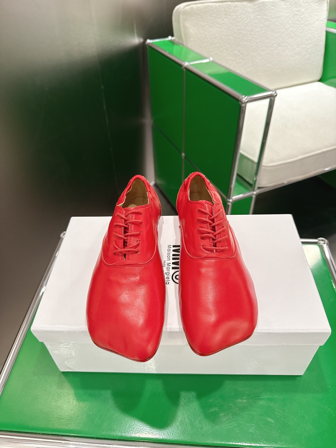 NO:706875,MM6 new spring shoes. This is a very, very comfortable all-purpose shoe with a soft sole and soft surface. [Sun] The upper and inside of the shoe are made of unmodified water-dyed sheepskin. [Celebration] There is a layer of latex under the midsole, which is quite comfortable when walking. [Firecracker] Size 35-40. Single shoes, masion margiela, sheepskin19860909MM6新款春鞋  这是一款非常非常舒适的软底软面的万能搭的鞋子 [太阳]鞋面鞋里都采用了无任何修饰的水染羊皮. [庆祝]中底垫脚下面铺了一层乳胶、走起路来相当舒适、Q弹Q弹的. [爆竹]码数35-40.,单鞋,masion margiela,sheepskin,Women's Shoes