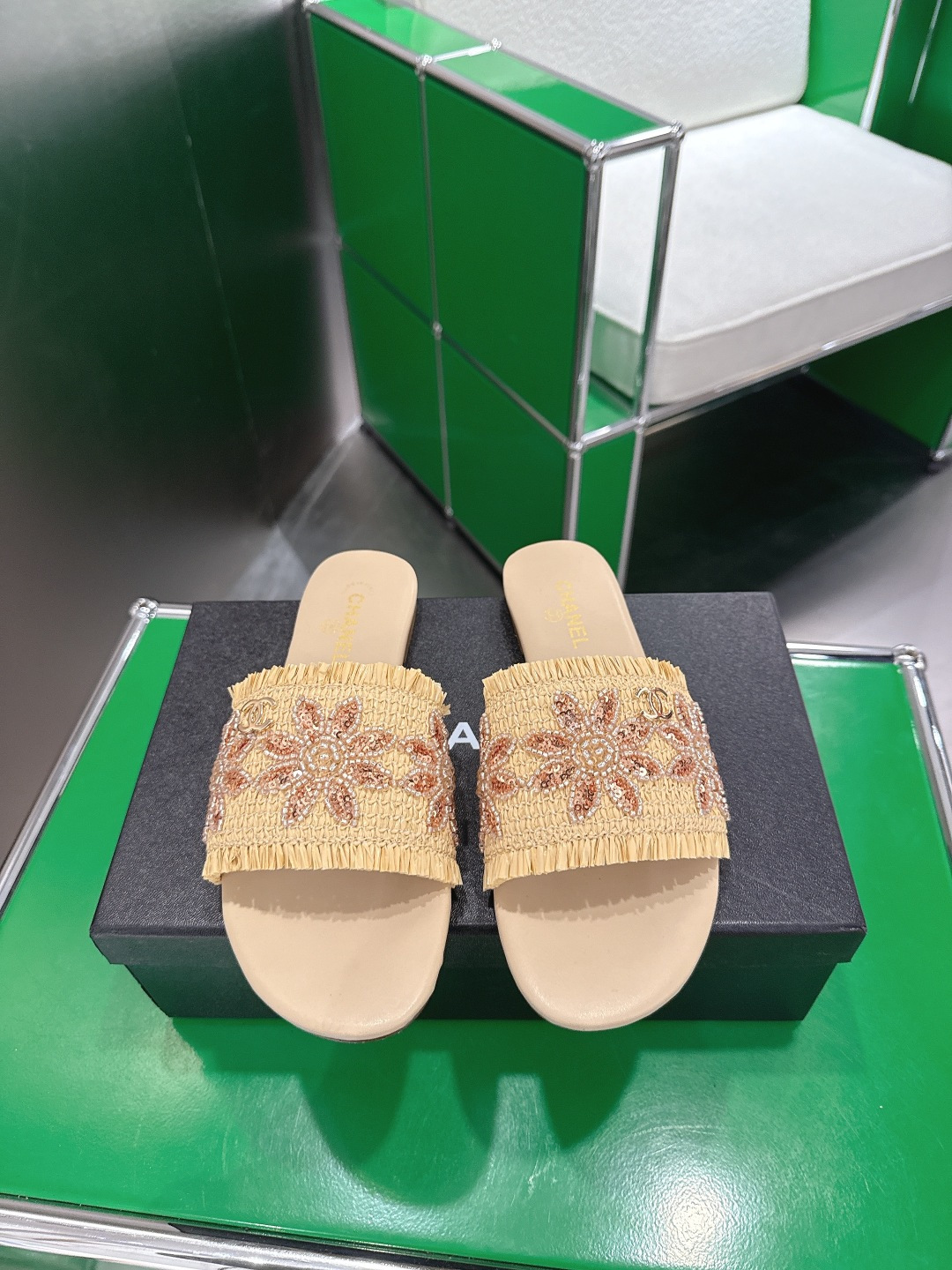 NO:707521,(k058)Chanel 26K spring and summer new product sewn with sequins and flowers, flat beach casual slippers. This season’s camellia series is really beautiful. Grandma Xiang’s family has always had the elegant and ladylike temperament, full of high-end sense!  It’s very nice on the feet~ Whether worn barefoot or paired with skirts or trousers, it’s very versatile!  Incomparably beautiful!  Special fairy Size35-41 (4041 customized), slippers, chanel, slippers, skirts19860909(k058)Chanel 26K春夏新品缝珠片花朵平底沙滩休闲拖鞋 这一季山茶花系列真的超美 香奶奶家一贯的优雅名媛气质 高级感十足！上脚非常nice～ 不管光脚穿或搭配裙装、裤装、 都非常百搭！无敌美！特别仙 Size35-41（4041定制）,拖鞋,chanel,slippers,skirts,Women's Shoes
