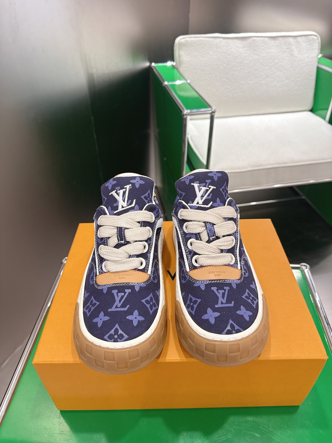 NO:707520,Top version Louis Vuitton Louis Vuitton 25ss catwalk new moral training shoes casual shoes original 11 development!  !  The upper foot is very comfortable. It is made of luxurious materials and fine workmanship. The midsole is printed with English letters made in Europe. The upper is made of calfskin imported from Italy. The side is decorated with the brand LOGO and signature. The latest latex foot mesh lining makes the foot feel super comfortable. The original two-color TPU combination outsole is specially provided by the factory. The package technology is Goodyear stitched and overlocked. Size 35-45, casual shoes/sports shoes, louis vuitton, louis  vuitton,sneakers,cowhide19860909顶级版本 Louis vuitton路易威登 25ss走秀新款德训鞋 休闲鞋 原版11开发！！上脚非常舒适 奢侈用料,做工精细,中底印有欧洲制造英文字母 鞋面由意大利进口小牛皮拼接,侧边饰有品牌LOGO标志及签名,最新乳胶垫脚网布内里,脚感超舒适.原厂特供原版双色TPU组合大底.套包工艺 固特异缝合锁边 码数35-45,休闲鞋/运动鞋,louis vuitton,louis vuitton,sneakers,cowhide,Women's Shoes