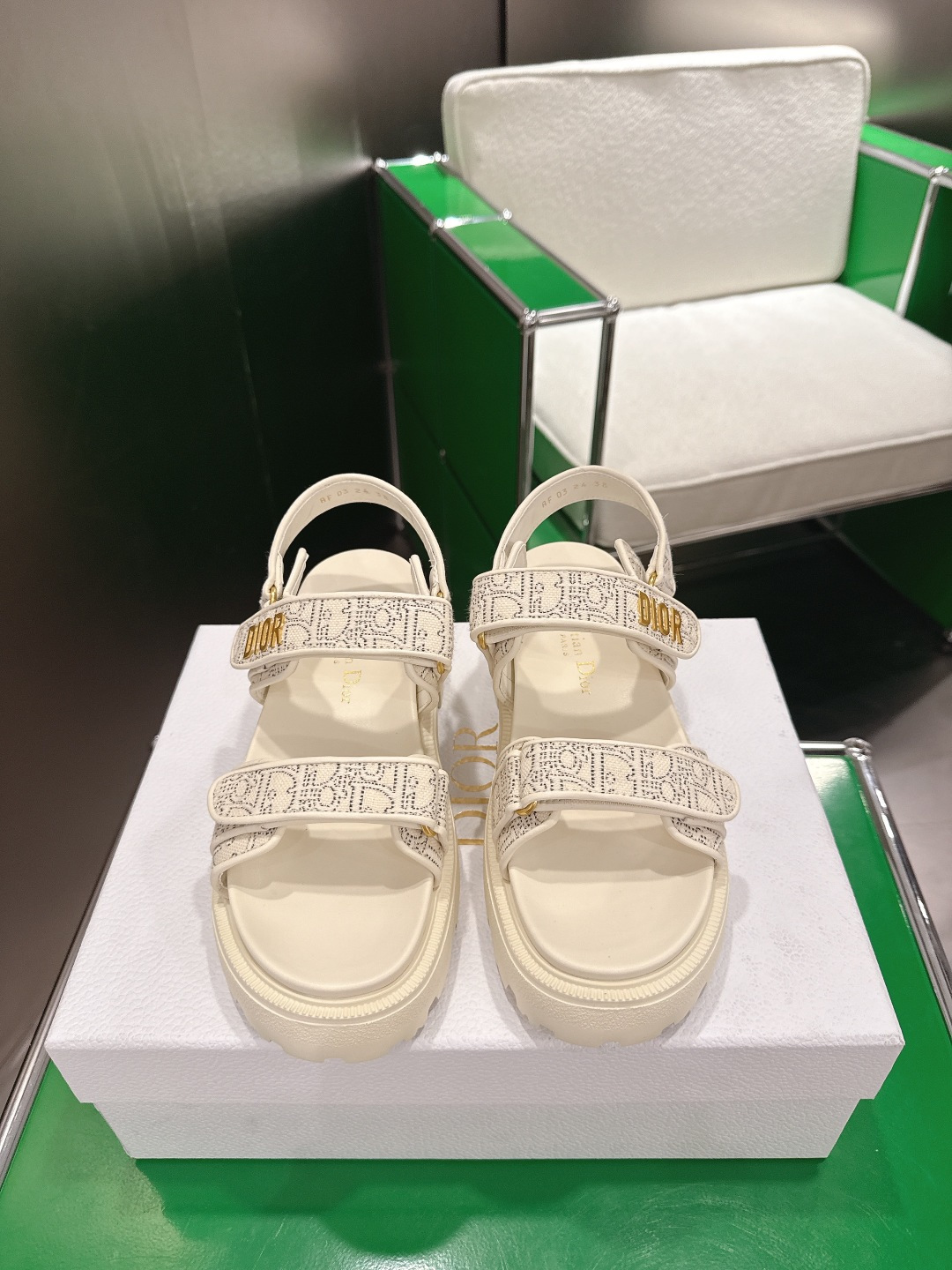 NO:707708,(k020) Dior Dior's latest Velcro sandals for spring and summer. The top version, popular with many celebrities and a must-have in summer. The classic version is embellished with Dior LOGO hardware. It is very beautiful and versatile, and the upper is very soft. The upper is imported electric embroidered cowhide, the lining is sheepskin, and the molded TPU outsole  Size35-39. (40.41 customized), slippers and sandals, dior, dior, sandals, slippers, cowhide, sheepskin19860909（k020) Dior迪奥春夏最新款魔术贴凉鞋  顶级版本,超多明星网红种草、夏天必备 经典的版型设计上迪奥LOGO五金点缀、超好看超百搭、上脚非常柔软鞋面进口电绣牛皮,内里羊皮里、开模TPU大底 Size35-39.（40.41定做）,拖鞋凉鞋,dior,dior,sandals,slippers,cowhide,sheepskin,Women's Shoes