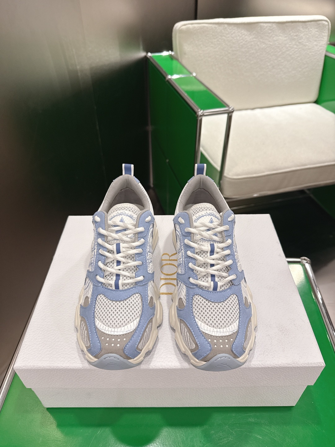 NO:707705,(k020) Dior Dior Vibe Sneakers This Dior Vibe sneaker reinterprets the classic running shoe with Dior's haute couture spirit. White mesh fabric is decorated with Oblique print pattern, with gold and silver tone laminated leather effect panels to create a contrasting fashion shape. In 3D  Classic details such as effect details, the lucky star symbol on the back, and the logo on the tongue and rear pull tab are further embellished. The lightweight sole is decorated with gray stars, which complements a variety of casual or elegant items to create a modern look. Size 35-41 (42 can be customized), dad shoes, dior, dior, sneakers19860909(k020)Dior 迪奥Dior Vibe 运动鞋 这款 Dior Vibe 运动鞋融入 Dior 的高订精神,重新诠释经典跑鞋.白色网眼织物饰以 Oblique 印花图案,搭配金色和银色调层压皮革效果镶片,打造对比鲜明的时尚造型.以 3D 效果细节、后侧幸运星符号、鞋舌和后侧提拉环上的标志等经典细节进一步点缀.轻盈的鞋底饰以灰色星星,与各式休闲或优雅单品相得益彰,打造摩登造型. 码数35-41（42可定做）,老爹鞋,dior,dior,sneakers,Women's Shoes