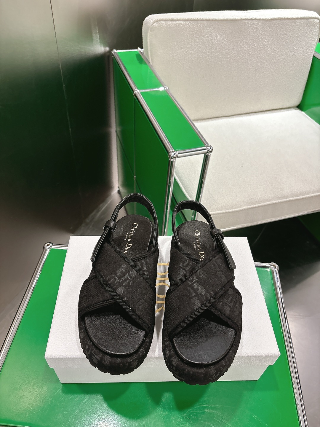 NO:711055,(k020) Dior Dior's latest sandals for spring and summer, top version, popular with many celebrity internet celebrities, a must-have for summer. The classic version design is embellished with Dior LOGO hardware, super good-looking and versatile, and the upper is very soft. The upper is imported electric embroidered cowhide, lining is sheepskin, and the open-molded TPU outsole Size35-39. (40.41 custom-made), sandals, dior, dior, sandals, cowhide, sheepskin19860909（k020) Dior迪奥春夏最新款凉鞋  顶级版本,超多明星网红种草、夏天必备 经典的版型设计上迪奥LOGO五金点缀、超好看超百搭、上脚非常柔软鞋面进口电绣牛皮,内里羊皮里、开模TPU大底 Size35-39.（40.41定做）,凉鞋,dior,dior,sandals,cowhide,sheepskin,Women's Shoes