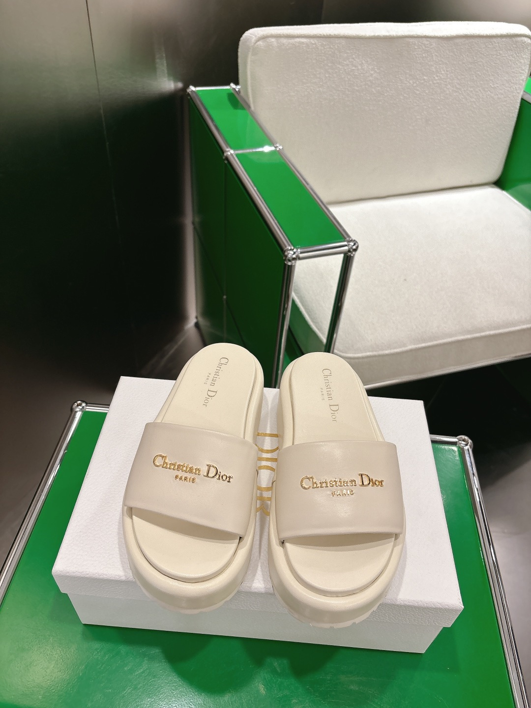 NO:711022,(k020) Dior Dior's latest Velcro sandals for spring and summer. The top version, popular with many celebrities and a must-have in summer. The classic version is embellished with Dior LOGO hardware. It is very beautiful and versatile, and the upper is very soft. The upper is imported electric embroidered cowhide, the lining is sheepskin, and the molded TPU outsole  Size35-39. (40.41 customized), slippers, dior, dior, sandals, slippers, cowhide, sheepskin19860909（k020) Dior迪奥春夏最新款魔术贴凉鞋  顶级版本,超多明星网红种草、夏天必备 经典的版型设计上迪奥LOGO五金点缀、超好看超百搭、上脚非常柔软鞋面进口电绣牛皮,内里羊皮里、开模TPU大底 Size35-39.（40.41定做）,拖鞋,dior,dior,sandals,slippers,cowhide,sheepskin,Women's Shoes