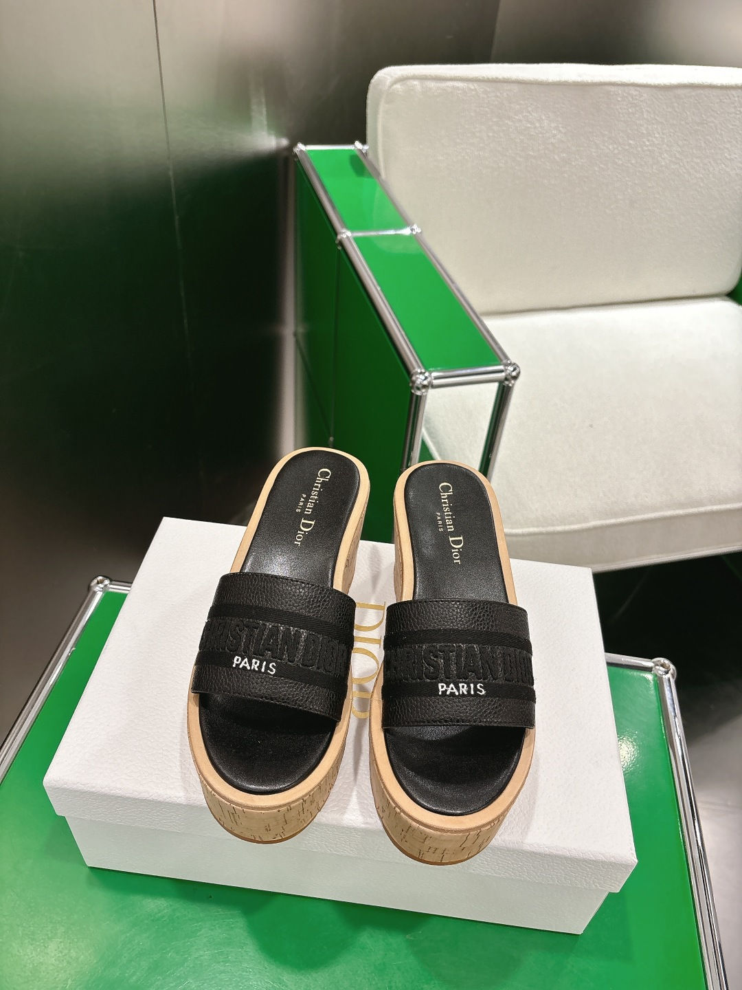 NO:711044,Dior Dior's latest thick-soled slippers for spring and summer 2026. Super popular with celebrities. The must-have thick-soled design for spring and summer instantly fills your height. Thick-soled round-toed open-toed slippers with three-dimensional letter logo embroidery. The original development of the top version on the market. The foot feels soft and delicate. The outsole is super light and extremely comfortable. Material: imported calfskin electro-embroidered embroidery on the upper. The original high-elastic wear-resistant and melt-soluble combination outsole. The height is 8CM and a proper height-increasing artifact.  Size35-41 (40.41. Customized, non-refundable and non-exchangeable), slippers, dior, dior, slippers, cowhide19860909Dior 迪奥2026春夏最新款厚底拖鞋  超多明星网红种草 春夏必备厚底设计瞬间拉满身高 字母logo立体刺绣厚底圆头露趾拖鞋 原版开发市面顶级版本 脚感柔软细腻 大底超级轻 舒适度极高 材质:鞋面进口小牛皮电绣刺绣 原版高弹耐磨溶组合大底 高度8CM妥妥的增高神器 Size35-41（40.41.定做不退不换）,拖鞋,dior,dior,slippers,cowhide,Women's Shoes