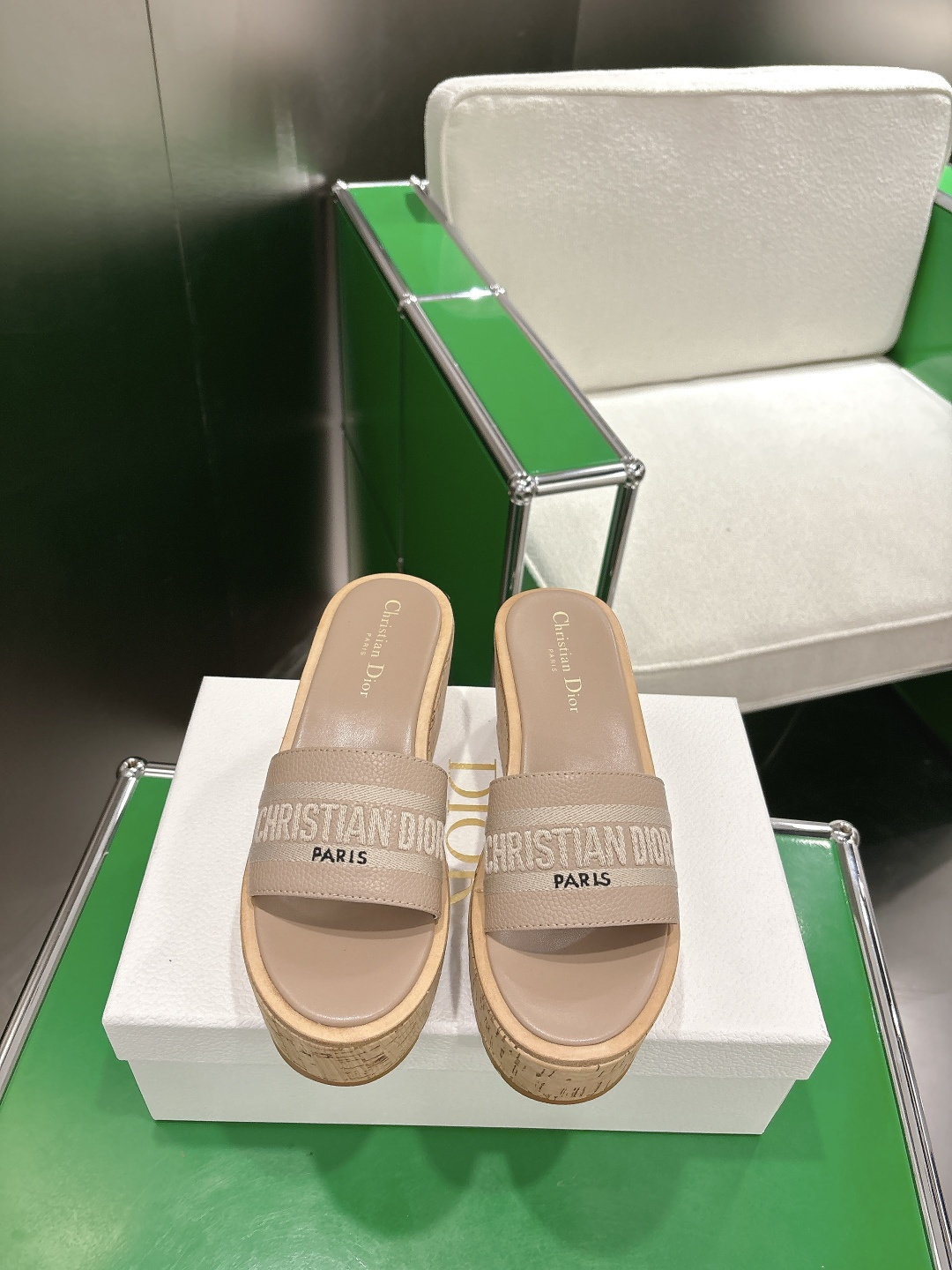 NO:711048,(k020) Dior's latest thick-soled slippers for spring and summer 2026. Super popular with celebrities. The must-have thick-soled design for spring and summer instantly fills your height. Thick-soled round-toed open-toe slippers with three-dimensional letter logo embroidery. The original development of the top version on the market. The foot feels soft and delicate. The outsole is super light and extremely comfortable. Material: imported calfskin electric embroidery embroidery on the upper. The original high-elastic wear-resistant soluble combination outsole. The height is 8CM and a proper height-increasing artifact.  Size35-41 (40.41. Customized, non-refundable and non-exchangeable), slippers, dior, dior, slippers, cowhide19860909（k020)Dior 迪奥2026春夏最新款厚底拖鞋  超多明星网红种草 春夏必备厚底设计瞬间拉满身高 字母logo立体刺绣厚底圆头露趾拖鞋 原版开发市面顶级版本 脚感柔软细腻 大底超级轻 舒适度极高 材质:鞋面进口小牛皮电绣刺绣 原版高弹耐磨溶组合大底 高度8CM妥妥的增高神器 Size35-41（40.41.定做不退不换）,拖鞋,dior,dior,slippers,cowhide,Women's Shoes