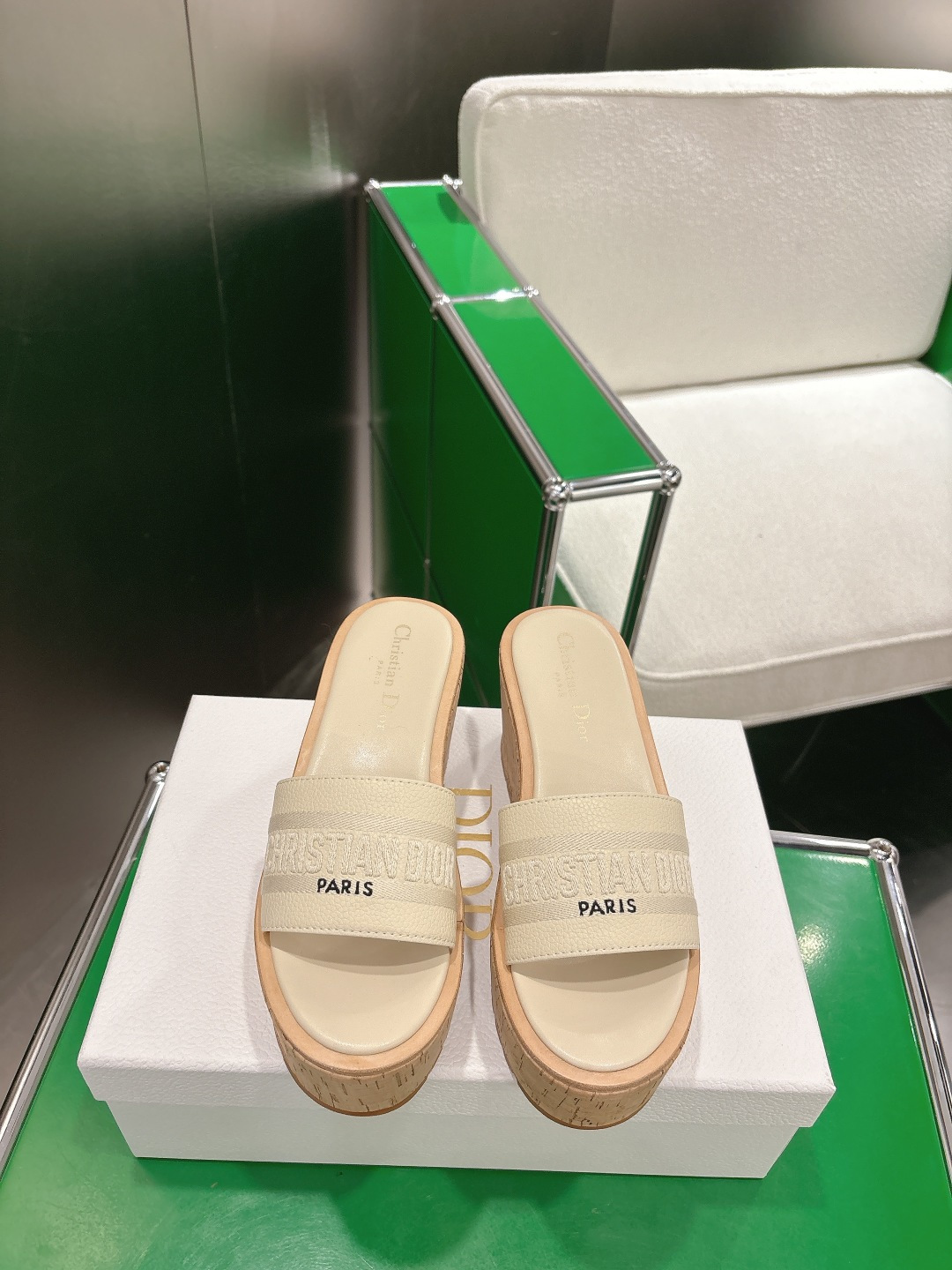 NO:711052,Dior Dior's latest thick-soled slippers for spring and summer 2026. Super popular with celebrities. The must-have thick-soled design for spring and summer instantly fills your height. Thick-soled round-toed open-toed slippers with three-dimensional letter logo embroidery. The original development of the top version on the market. The foot feels soft and delicate. The outsole is super light and extremely comfortable. Material: imported calfskin electro-embroidered embroidery on the upper. The original high-elastic wear-resistant and melt-soluble combination outsole. The height is 8CM and a proper height-increasing artifact.  Size35-41 (40.41. Customized, non-refundable and non-exchangeable), slippers, dior, dior, slippers, cowhide19860909Dior 迪奥2026春夏最新款厚底拖鞋  超多明星网红种草 春夏必备厚底设计瞬间拉满身高 字母logo立体刺绣厚底圆头露趾拖鞋 原版开发市面顶级版本 脚感柔软细腻 大底超级轻 舒适度极高 材质:鞋面进口小牛皮电绣刺绣 原版高弹耐磨溶组合大底 高度8CM妥妥的增高神器 Size35-41（40.41.定做不退不换）,拖鞋,dior,dior,slippers,cowhide,Women's Shoes