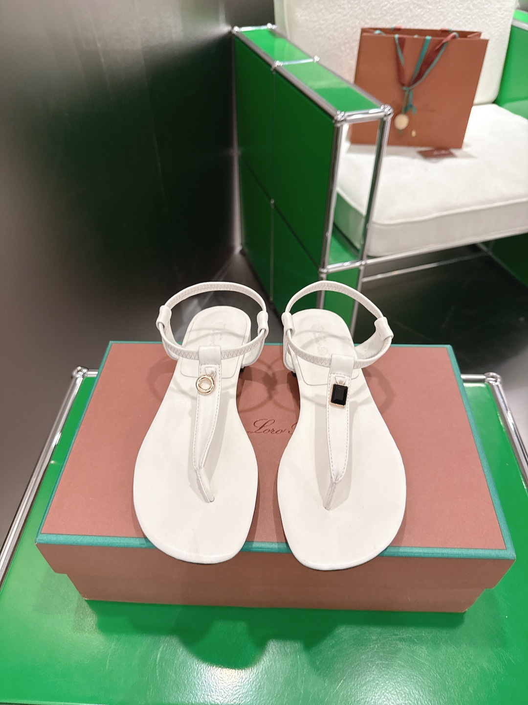 NO:721358,Top version Loro Piana slippers 2026 official website LP new product on sale (same model and same style as the official website | Made of Wish sheepskin fabric | The upper is made of high-quality special sheepskin | Foot pad sheepskin, foot pad silk sheepskin, all-round one-to-one restoration of the counter process | High-tech process | Italian imported genuine leather sole Original craft outsole | Heel height 1.5cm (all genuine cashmere)  /Not the ordinary bulky rubber soles on the market Size 34-42 (40, 41.42 customized) super super hot, split-toe shoes, loro piana, loro piana, slippers, sheepskin19860909顶级版本 Loro Piana 诺悠翩雅拖鞋 2026官网 LP新品发售(官网同款同款拖鞋｜采用 Wish 羊皮面料制作｜鞋面采用优质特级羊皮｜垫脚羊皮,垫脚丝绸羊皮,全方位一比一复原专柜工艺流程｜高工艺工艺流程｜意大利进口真皮底 原版工艺大底｜跟高1.5cm(全真羊绒） /绝非市面普通笨重胶底 Size34-42码（40,41.42定制）超级超级火爆,分趾鞋,loro piana,loro piana,slippers,sheepskin,Women's Shoes