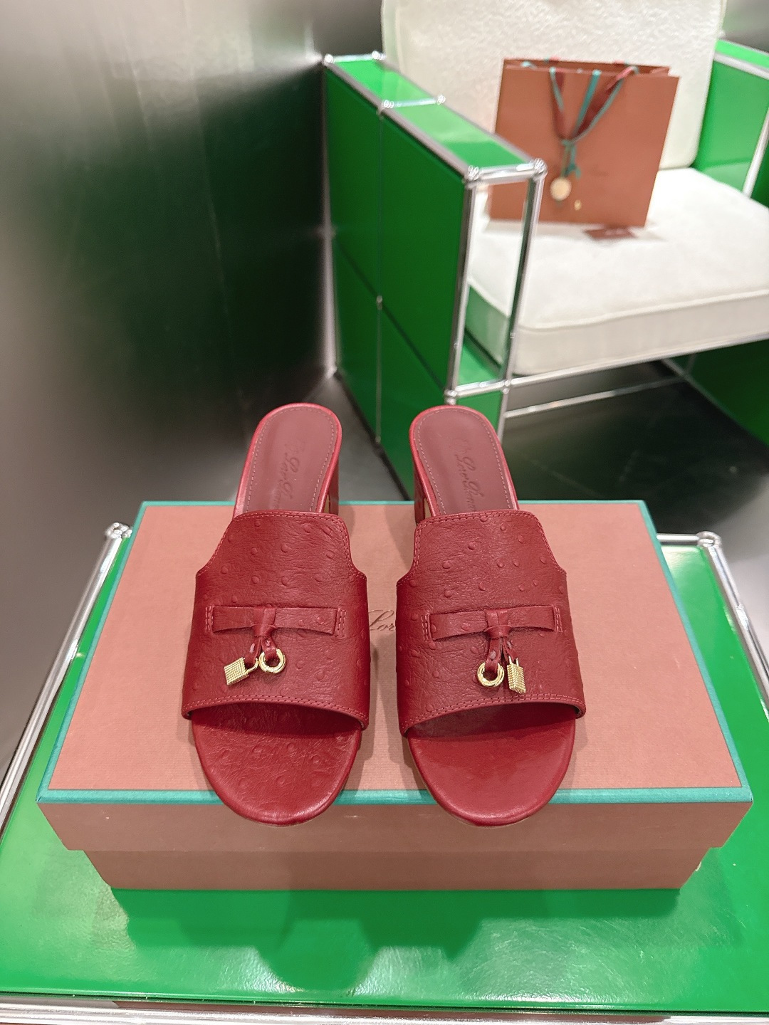 NO:721362,The top version of Loro Piana 2026 new slippers is on sale, the same style of ostrich pattern sandals | Made of Wish sheepskin ostrich pattern fabric | The upper is made of unique popular fabrics | Double-layer sheepskin, silk sheepskin for feet, all-round 1:1 restoration of the counter process | High-tech process | Italian imported genuine leather sole, original craft outsole | definitely not the ordinary bulky rubber sole on the market  Size33-42 (33.34.41.42 customized) super super hot, slippers, loro piana, slippers, sheepskin19860909顶级版本 Loro Piana诺悠翩雅2026新款拖鞋 新品发售,同款鸵鸟纹凉拖鞋｜采用 Wish 羊皮鸵鸟纹面料制作｜鞋面采用独特流行面料制作工艺｜双层羊皮,垫脚丝绸羊皮,全方位一比一复原专柜工艺流程｜高工艺工艺流程｜意大利进口真皮底 原版工艺大底｜绝非市面普通笨重胶底 Size33-42码（33.34.41.42定制）超级超级火爆,拖鞋,loro piana,slippers,sheepskin,Women's Shoes