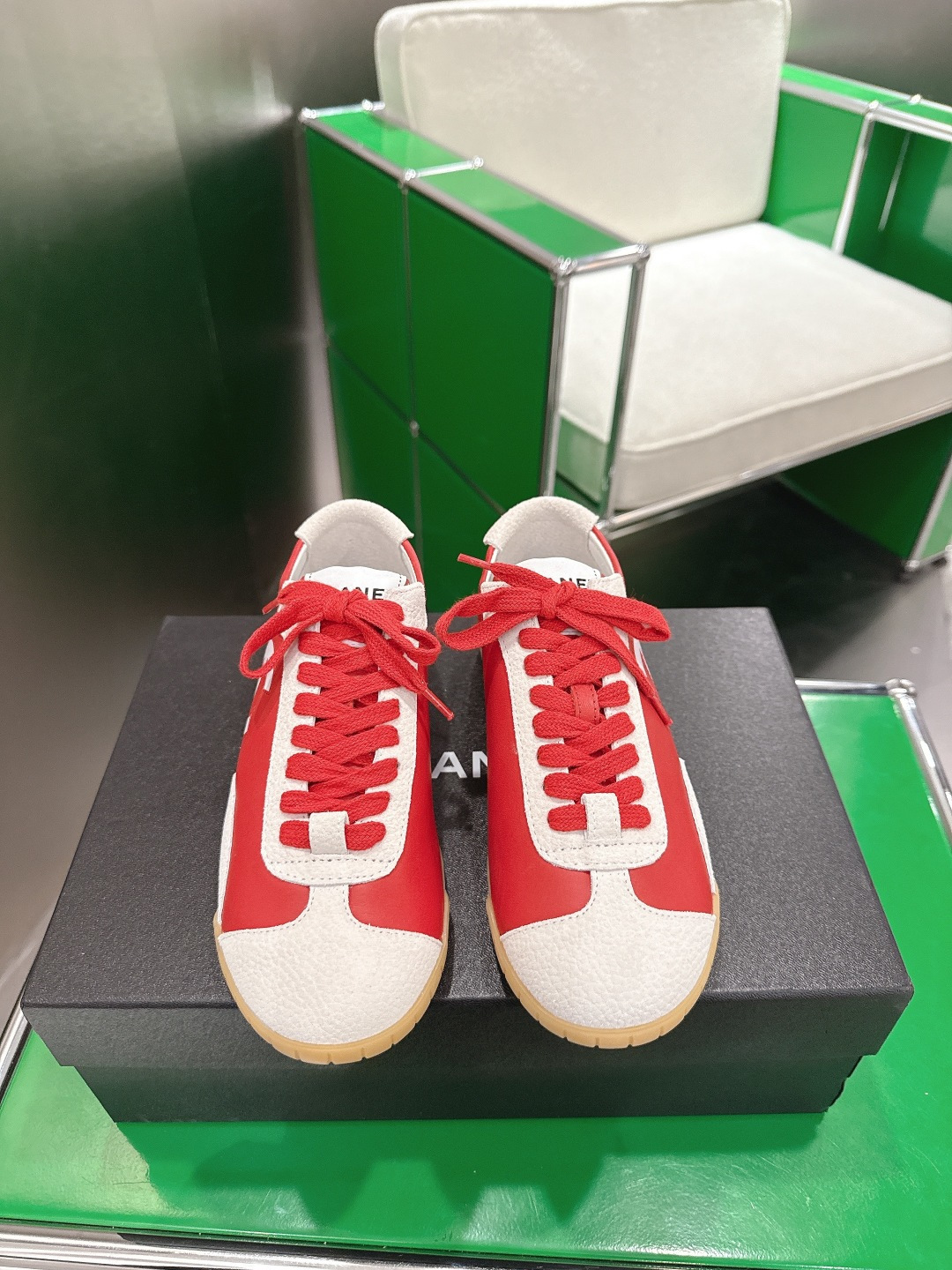 NO:721353,Top version (k010) Chanel Moral Shoes Casual Sports Shoes C Home Another super hot model, the love of Internet celebrity bloggers and ladies, various praises on social platforms, super popular, high quality, breathable and super spring and summer. Seeing this issue always arouses the inner desire of fashion among girls. The latest suede material, classic black and white color, full of fashion on the feet, easy to use thick soles Size:  35-40 (41 can be customized), casual shoes/sports shoes, chanel, chanel, chanel, sneakers, chamois leather19860909顶级版本（k010)Chanel 香奈儿德训鞋 休闲 运动鞋 C家 又一超级大爆款,网红博主小姐姐们的挚爱,社交平台的各种夸赞,人气超高质感透气超级春夏,看到这期总能唤起少女内心对时髦的诉求 最新麂皮材质 经典黑白配色 上脚时髦感十足 容易底厚 Size : 35-40（可定制41）,休闲鞋/运动鞋,chanel,chanel,chanel,sneakers,chamois leather,Women's Shoes