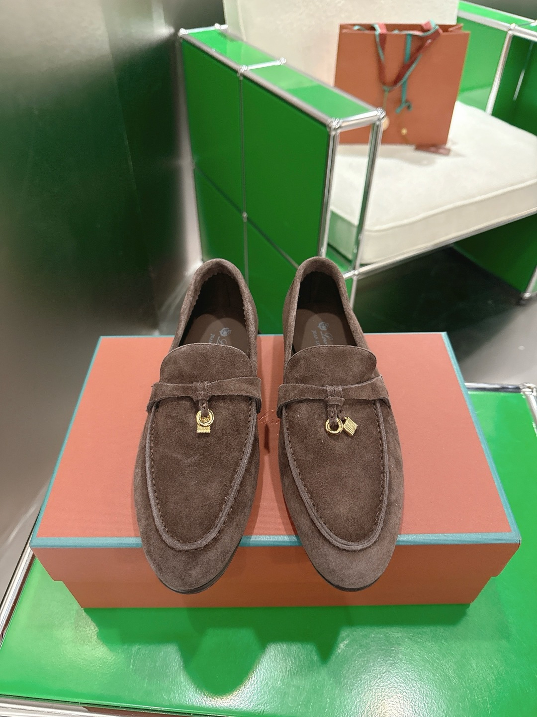 NO:721346,Top version men's size Loro PianaLP Nuoyou Piana‖ 2026ss counter synchronized new flat shoes one-leg loafers single shoes simple and fashionable feet feel super comfortable shoes that can walk 20,000 steps a day super versatile!  The upper is made of unique Wish Yangjing fabric production technology, and the counter process is restored in an all-round way. The midsole is made of cowhide leather. The original version is purchased and developed. Top quality ~ Women's model 35-39 (customized 40 41 42) Men's model 39-45 (customized 45 46), loafers, loro piana, loro piana, loafers, flats, cowhide, sheep19860909顶级版本男码  Loro PianaLP诺悠翩雅‖2026ss专柜同步新款平底鞋一脚蹬乐福鞋单鞋 简约时尚 脚感超级舒适 一天可以暴走两万步的鞋子 超级百搭款！ 鞋面采用独特wish羊京面料制作工艺,全方位复原专柜工艺流程,中底部位全牛皮拉帮工艺 原版购入开发 顶级品质～ 女款35-39（40 41 42定做）男款39-45（45 46定做）,乐福鞋,loro piana,loro piana,loafers,flats,cowhide,sheep,Women's Shoes