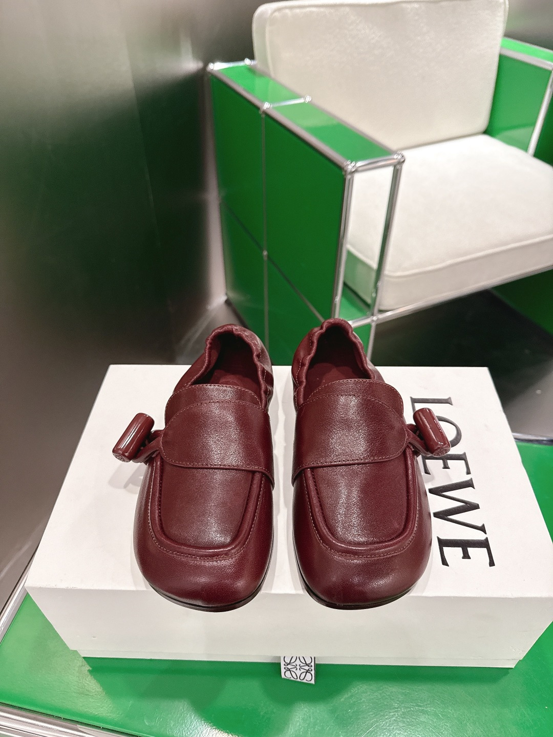 NO:721350,(k024) LOEWE 2026 spring and summer latest flat-soled retro loafers and slip-ons are worn by many celebrities in private wear. The simple design is both retro and simple. The leather is made of imported calf leather. It is super soft and can be stepped on. The whole version is particularly durable and easy to wear. The upper part is super versatile and good-looking. Yang Jing inner lining  Italian leather outsole size 35-39 (custom-made for 40), loafers, loewe, loewe, loafers, cowhide, sheep, Leather soles19860909(k024)LOEWE罗意威2026春夏最新款平底复古乐福鞋一脚蹬懒人鞋 很多明星私服穿搭 简单的设计既复古又简约 皮料选用进口胎牛皮 超级柔软 可后踩 整个版型特别耐看又好穿 上脚超级百搭好看 羊京内里 意大利真皮大底size35-39（40订做）,乐福鞋,loewe,loewe,loafers,cowhide,sheep,Leather soles,Women's Shoes