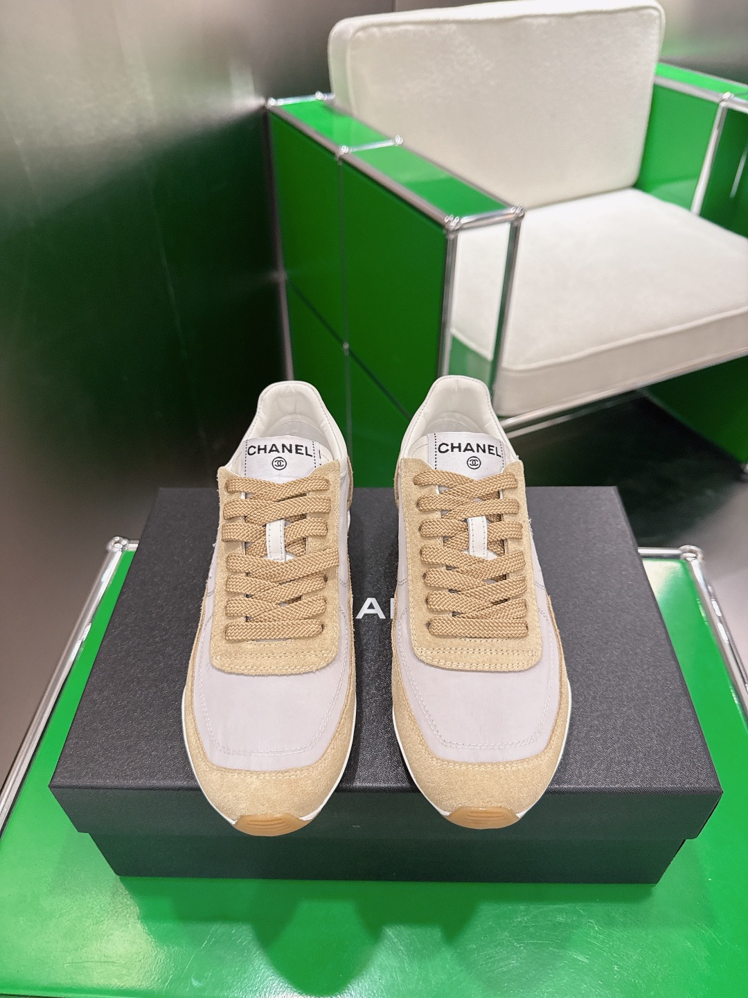 NO:721338,(024) CHANEL 26P casual sneakers embody early spring design ingenuity. The upper is made of frosted cowhide and silk cowhide, blending delicate texture and crisp style. The iconic logo is the highlight of the shoe body. Classic symbols meet sports aesthetics to outline a French modern silhouette. From casual travel on the urban streets to comfortable daily commuting, it can use luxurious sports style to unlock the girl's versatile posture.  Let classics and vitality accompany every step. The upper is made of washed space cloth cow suede. The inner foot pads are all sheepskin. The original molded customized raw rubber TPU outsole Size35-39 (40 customized), casual shoes/sports shoes, chanel, chanel, sneakers, cowhide, sheepskin19860909（024）CHANEL 香奈儿26P休闲运动鞋 凝萃早春设计巧思 以磨砂牛皮与丝绸牛皮拼接鞋面 糅合细腻质感与挺括型格. 标志性标识点睛鞋身 经典符号邂逅运动美学 勾勒法式摩登轮廓. 从都市街头的随性出行 到日常通勤的舒适奔赴 皆能以奢雅运动风 解锁女郎的百变姿态 让经典与活力随行每一步. 鞋面采用水洗太空布牛反绒 内里垫脚均为羊皮 原版开模定制生胶TPU大底 Size35-39（40定制）,休闲鞋/运动鞋,chanel,chanel,sneakers,cowhide,sheepskin,Women's Shoes