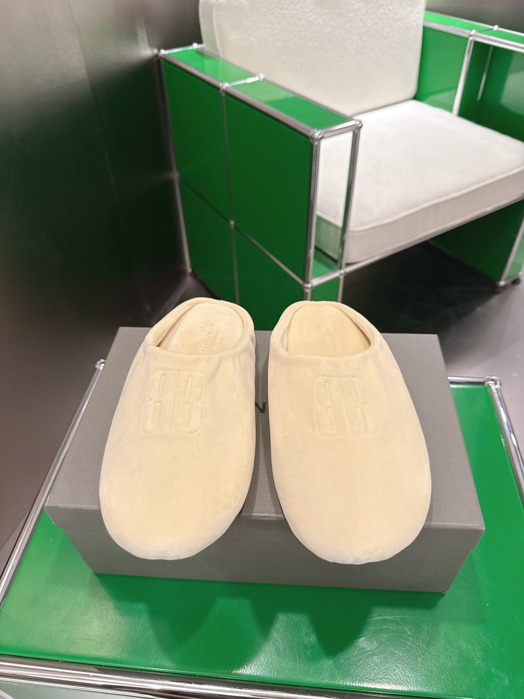 NO:721355,Velvet leather cover (k029) BALENCIAGA Balenciaga's latest 2026 catwalk model half-flops for couples. Recommended by hundreds of ins bloggers and Internet celebrities. Many foreign celebrity Internet celebrities are planted. Classic and timeless. Simple design. Highly recognizable logo embellishment. Every new product is eye-catching even if it is similar to the same style. The design style is always eye-catching. It can be worn casually. Visually, it is an instant popular model. It is comfortable and convenient to put on. The upper is imported calfskin, soft and delicate in texture.  Original molded non-slip outsole size 35-45, half drag, balenciaga, balenciaga, cowhide19860909绒布皮面(k029) BALENCIAGA 巴黎世家2026最新走秀款情侣半拖  百位ins博主网红推荐 国外超多明星网红种草 经典永不过时 简约的设计 极具辨识度的logo点缀 每次的新品即使在同类相似款式上,设计风格总会抓人眼球有辨识度随随便便搭视觉上都是秒杀大众款、上脚舒适非常方便 鞋面进口小牛皮 质地柔软细腻 原版开模防滑大底 size35-45,半拖,balenciaga,balenciaga,cowhide,Women's Shoes