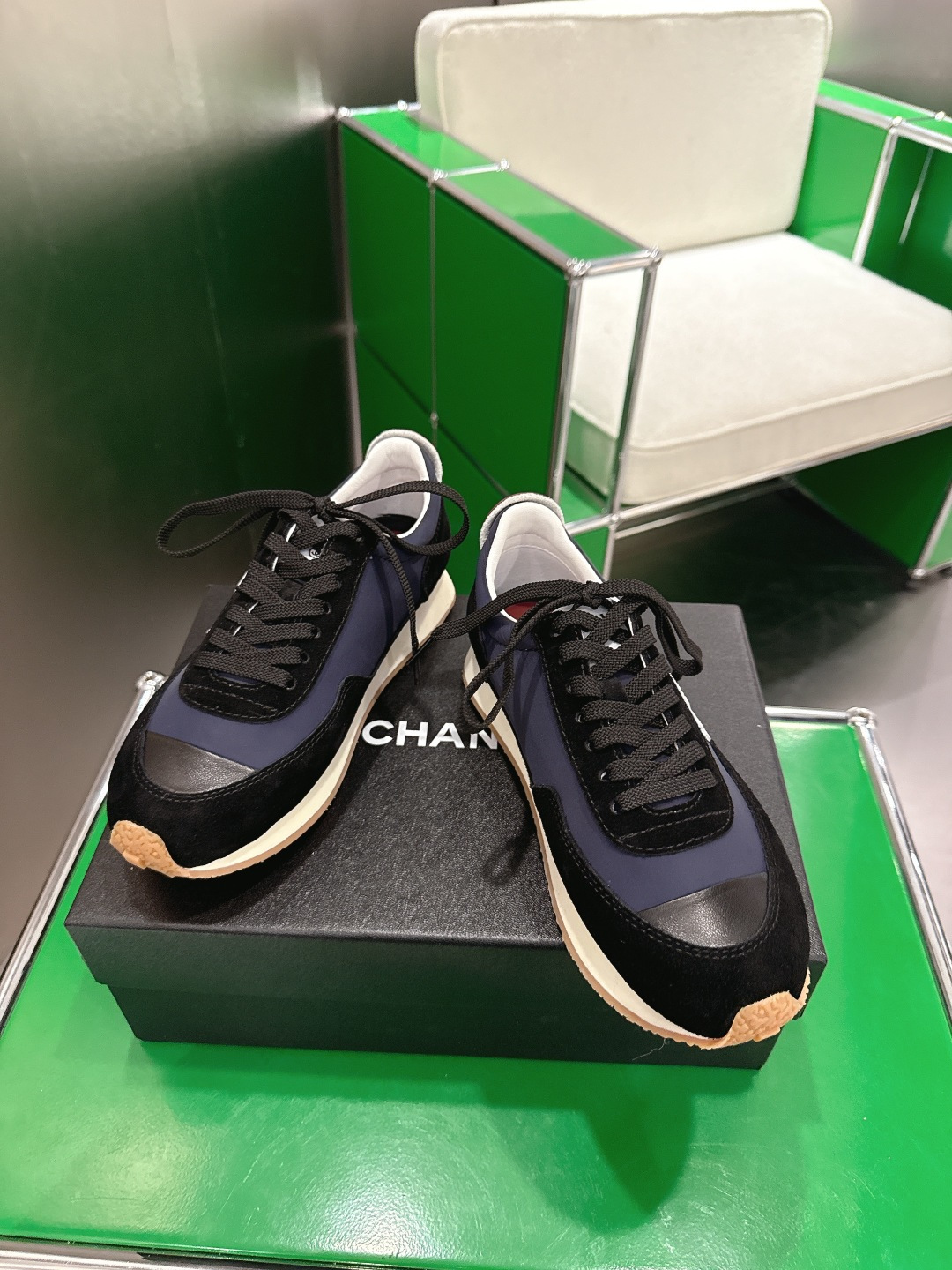 NO:721352,Chanel Chanel Panda Shoes 2026 Casual Sports Shoes This classic design; the upper is electro-embroidered with a variety of techniques; the outsole is fashionable and sporty; the unusual inclusion of a variety of color matching elements... The diversified mix and match is very good-looking and versatile, casual, fashionable, sports, and outdoor can be taken into account... Go material The upper is made of original mercerized cow suede + original waterproof cloth + original first-layer cowhide. The lining is made of sheepskin lining. The outsole is based on the original wear-resistant velvet combination outsole.  Size 35–40, casual shoes/sports shoes, chanel, chanel, sneakers, cowhide, sheepskin19860909Chanel 香奈儿熊猫鞋2026休闲款运动鞋  这款经典设计；鞋面多种工艺电绣的风格；大底却时尚运动；不平凡的拥入了多种配色元素…… 多元化混搭非常好看百搭,休闲,时尚,运动,户外都能兼顾…… Go 材料 鞋面采用 原版丝光牛反绒+原版防水布+原版头层牛皮 内里采用 羊皮里 大底根据 原版耐磨绒组合大底 码数35–40,休闲鞋/运动鞋,chanel,chanel,sneakers,cowhide,sheepskin,Women's Shoes