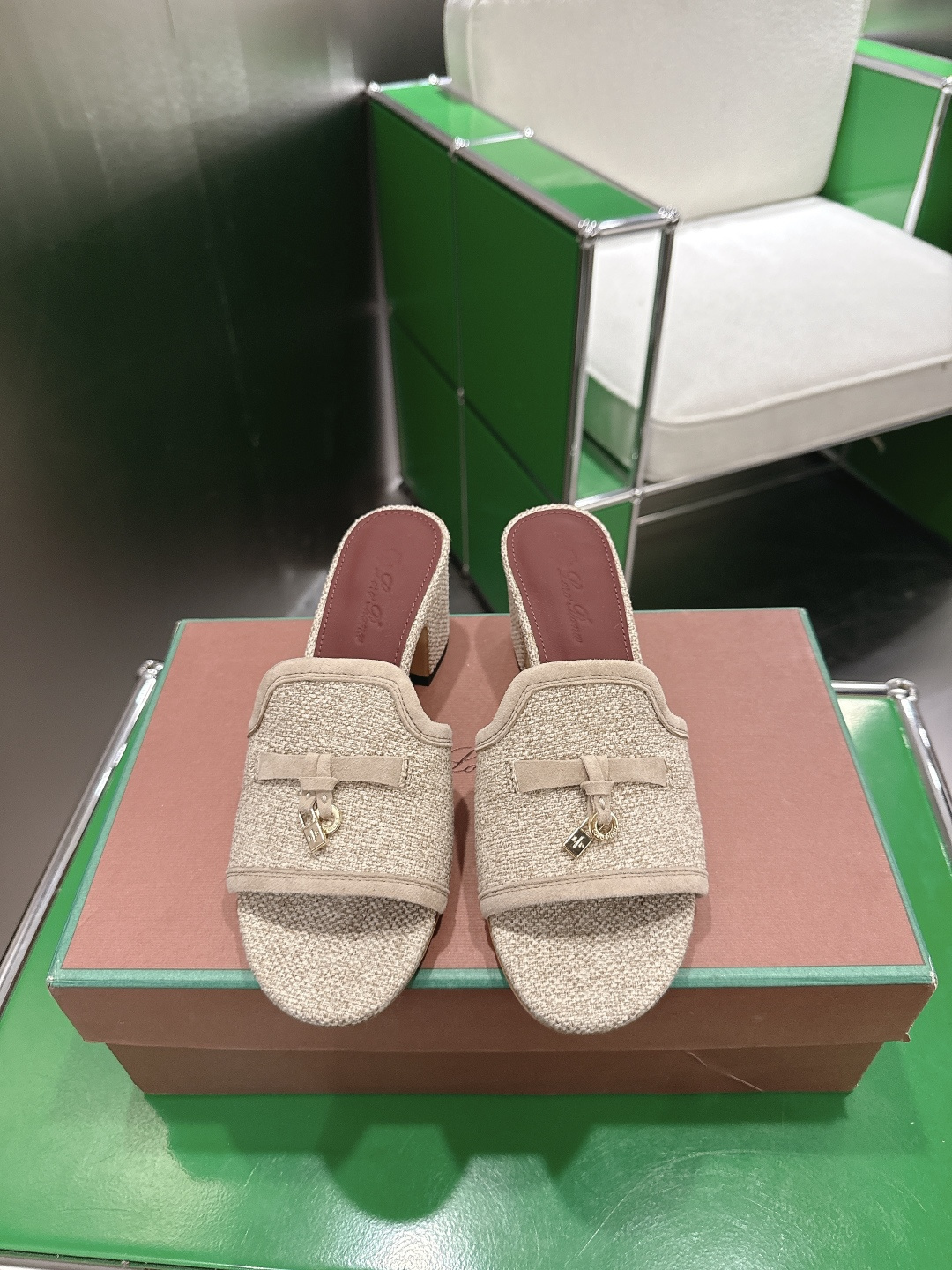 NO:721348,The top version of Loro Piana's 2026 new slippers is on sale, the same style of knitted sandals｜Made with Wish Yangjing fabrics｜The upper is made of unique knitted fabrics｜Double-layer sheepskin, silk sheepskin for feet, all-round 1:1 restoration of the counter process｜High-tech process｜Italian imported genuine leather sole Original craft outsole｜Not the ordinary bulky rubber sole on the market  Size33-42 (33.34.41.42 customized), slippers, loro piana, slippers, sheepskin, sheep19860909顶级版本 Loro Piana诺悠翩雅2026新款拖鞋 新品发售,同款针织凉拖鞋｜采用 Wish 羊京面料制作｜鞋面采用独特针织面料制作工艺｜双层羊皮,垫脚丝绸羊皮,全方位一比一复原专柜工艺流程｜高工艺工艺流程｜意大利进口真皮底 原版工艺大底｜绝非市面普通笨重胶底 Size33-42码（33.34.41.42定制）,拖鞋,loro piana,slippers,sheepskin,sheep,Women's Shoes