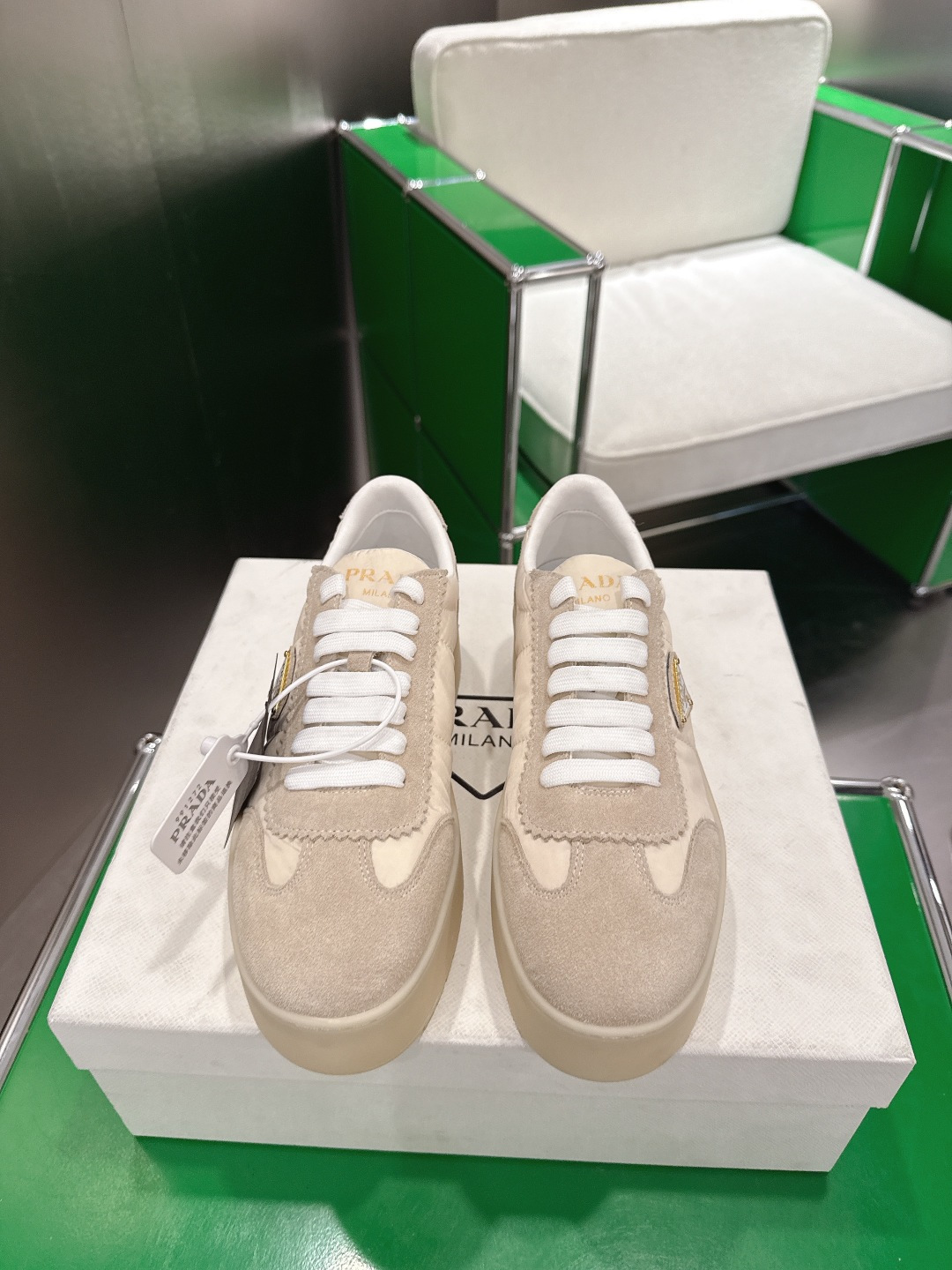 NO:721344,k023 Prada 2 6 new thick-soled casual sneakers. This sneaker continues the timeless silhouette and is a new classic item. It is carefully made of leather to enhance the style. The style is light, with a triangle buckle logo and a 5CM thick sole. It is suitable for all seasons and can be matched with all kinds of casual styles. In an era where various styles are full of eyeballs, the most long-lasting companion is the white shoe that captures people's hearts little by little. Fabric: Cow suede Lining: Sheepskin Outsole:  Original TPU two-color outsole, sole thickness: 5CM, size, women's 35-40, casual shoes/sports shoes, prada, prada, sneakers, sheepskin19860909k023 Prada普拉达 2 6新款 厚底 休闲运动鞋  这款运动鞋延续经久不衰的轮廓,是新款经典单品.采用皮革精心制作, 提升格调.款式轻盈,搭配三角扣标志加5CM厚底,四季皆宜,可与各式休闲造型搭配,在各种风格充斥眼球的时代,最能长久陪伴搭配的 一点一点俘获人心的当属小白鞋. 面料: 牛反绒 内里: 羊皮 大底: 原版TPU双色大底 底厚: 5CM 码数 女 35-40,休闲鞋/运动鞋,prada,prada,sneakers,sheepskin,Women's Shoes