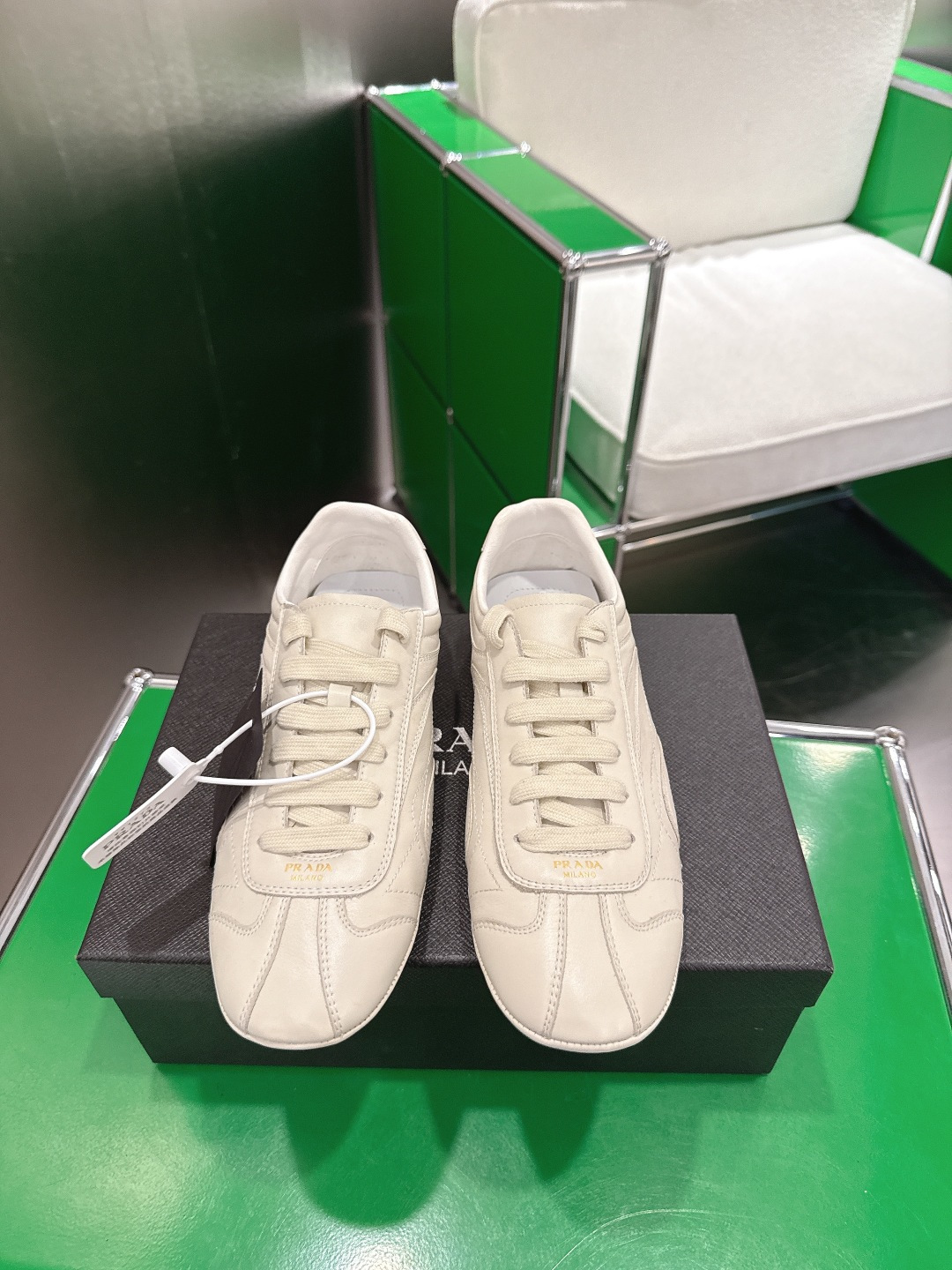 NO:721295,Leather k023Prada Prada casual shoes, ballet shoes, moral training shoes, low-key luxury slip-ons, the best choice for the rich!  The soft rubber sole is known as the feeling of stepping on clouds ~ 100% comfort. The upper is made of delicate material, and the shoe shape is full of wrapping, soft and textured!  Full of high-end feel!  Size 35-39 (40.41 customized, non-returnable), ballet shoes, prada, prada19860909皮面k023Prada普拉达休闲鞋芭蕾舞鞋 德训鞋 低调奢华懒人鞋,富人的不二选择！ 软胶底素有踩云感之称～舒适度百分百 细腻材质鞋面,鞋型包裹感十足,柔和而有质感！高级感满满！ Size 35-39（40.41定制不退换）,芭蕾舞鞋,prada,prada,Women's Shoes